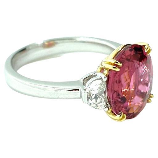 Bague à trois pierres en or 18 carats avec diamants et tourmaline rose de taille ovale de 4,47 carats Pour femmes en vente