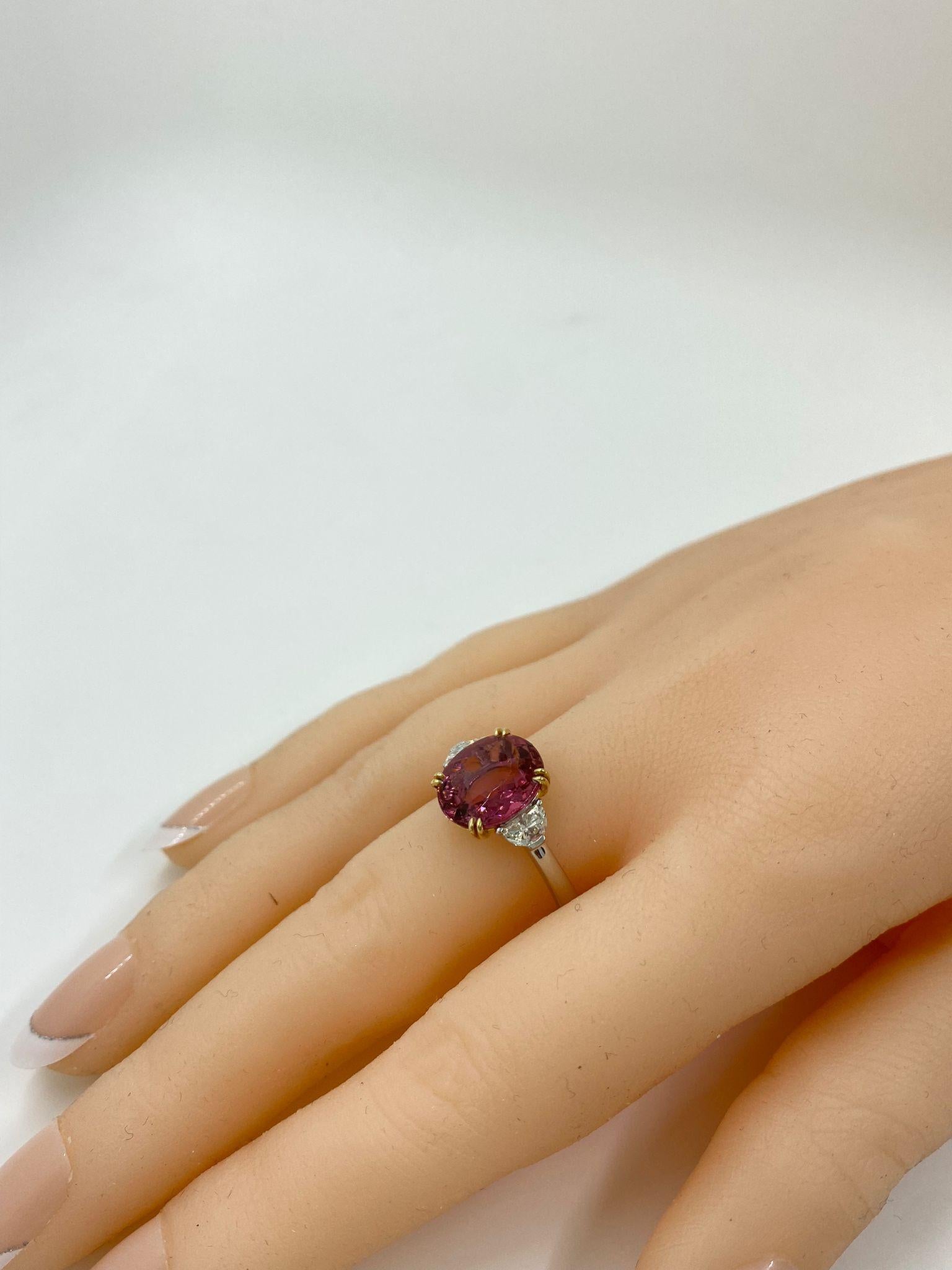 Oval Cut 4.47 Carat Pink Tourmaline Diamond Three-Stone Ring in 18 Karat Gold For Sale 3