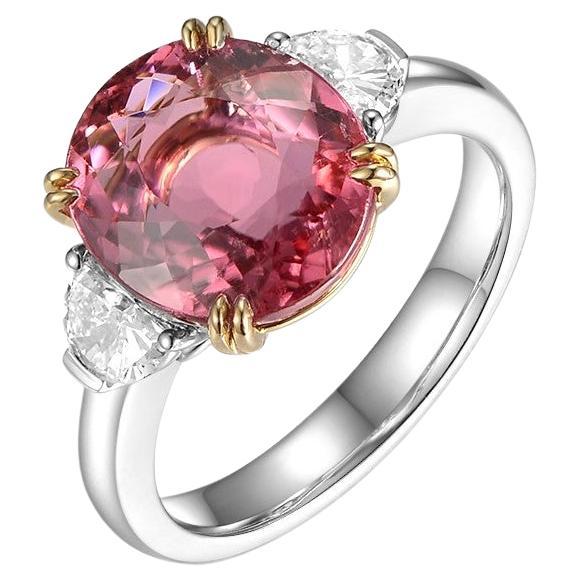 Bague à trois pierres en or 18 carats avec diamants et tourmaline rose de taille ovale de 4,47 carats en vente
