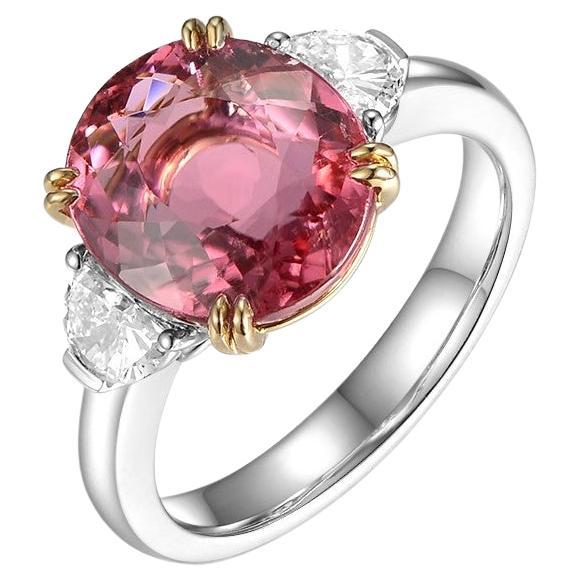 Oval geschliffener 4,47 Karat rosa Turmalin Diamant Drei-Stein-Ring aus 18 Karat Gold im Angebot