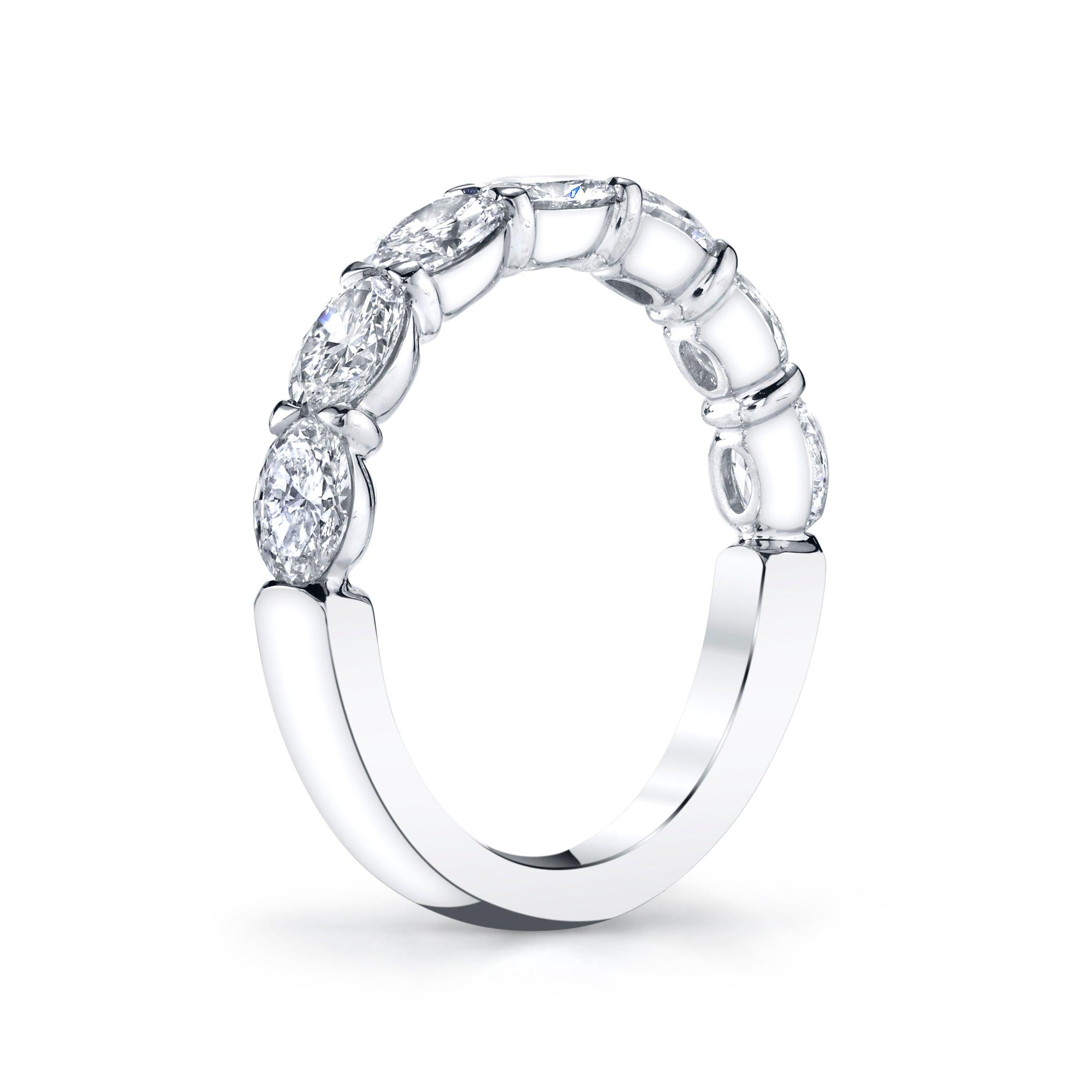 Ovaler Schliff 5-Stein Horizontal gefasste Diamant Platin Jahrestag Band im Zustand „Neu“ in Miami, FL