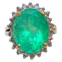 Oval-Cut 6.88 Carat Colombian Emerald, Diamond and 14K Yellow Gold Ring