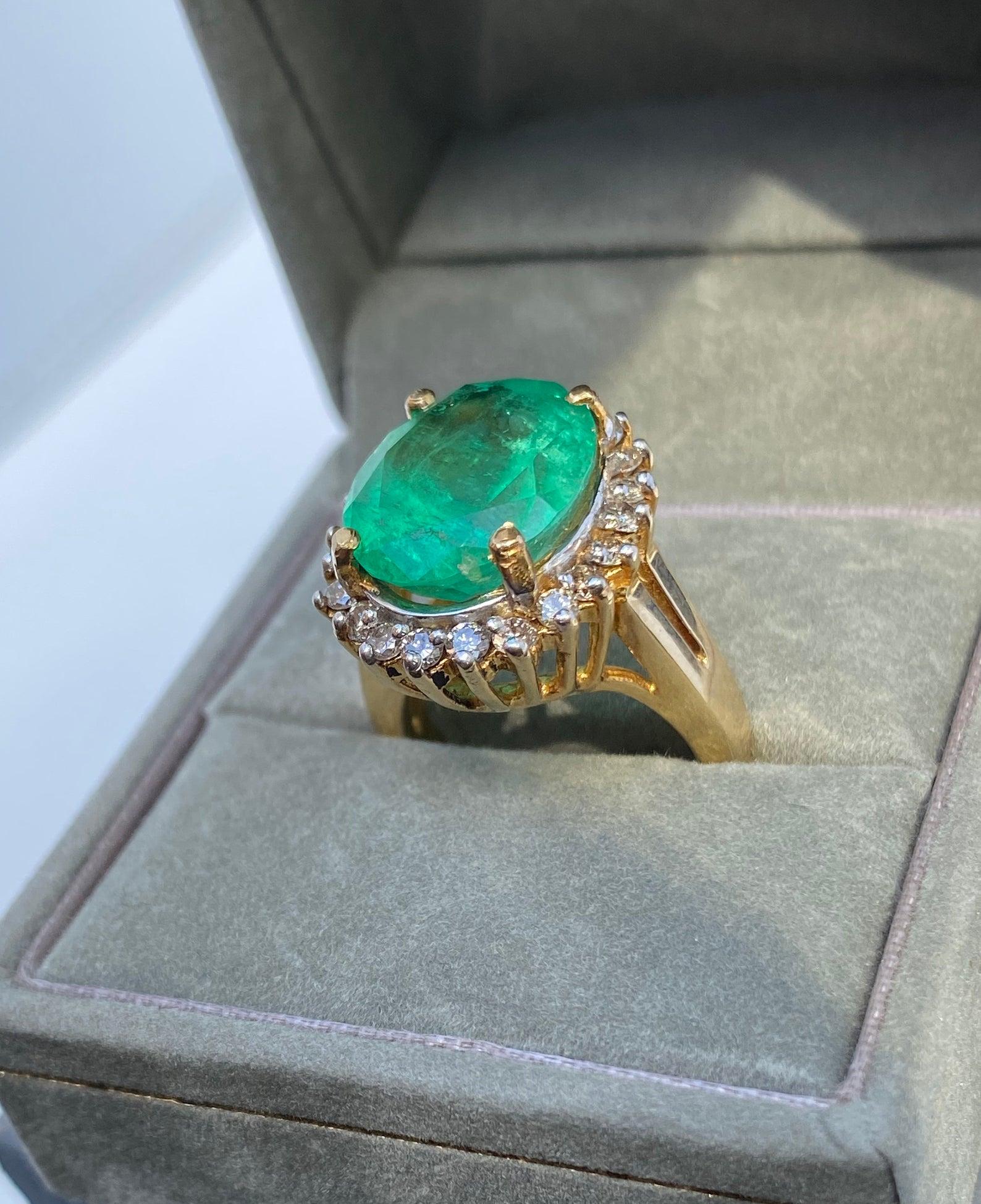 Modern Oval-Cut 6.88 Carat Colombian Emerald, Diamond and 14K Yellow Gold Ring For Sale