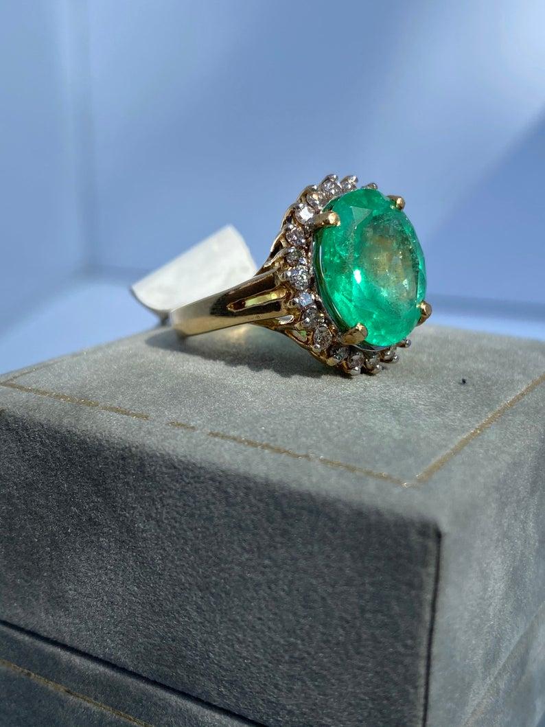 Oval-Cut 6.88 Carat Colombian Emerald, Diamond and 14K Yellow Gold Ring In New Condition For Sale In Miami, FL