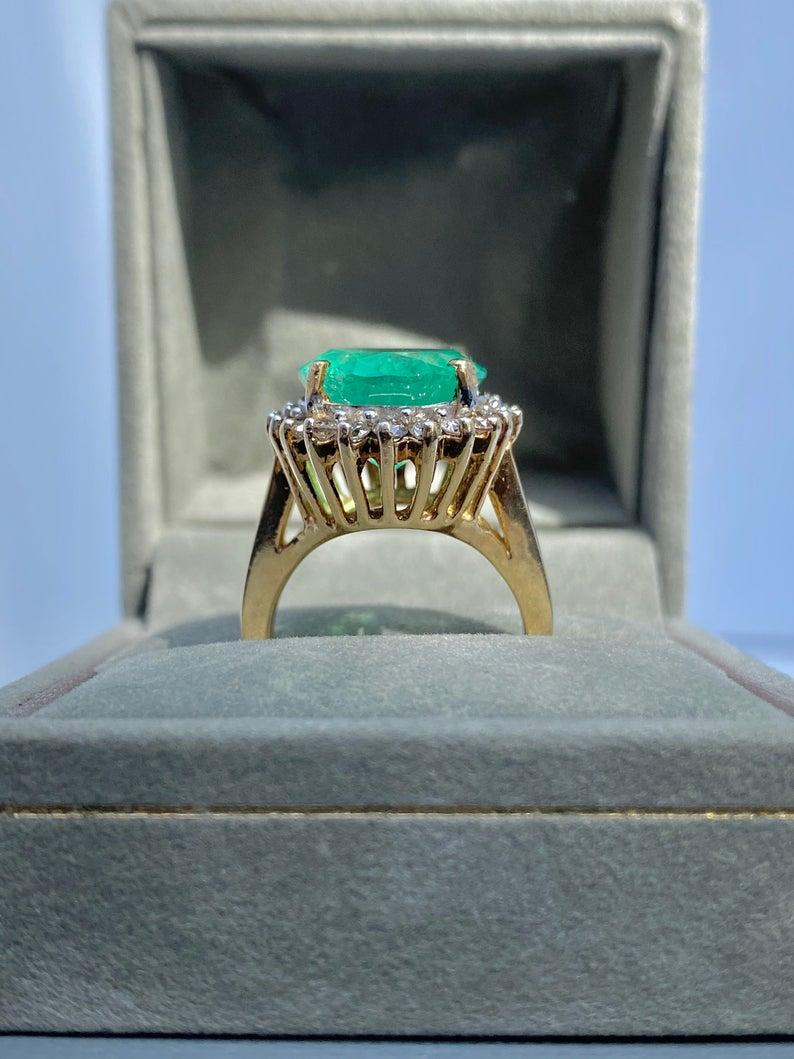 Oval-Cut 6.88 Carat Colombian Emerald, Diamond and 14K Yellow Gold Ring For Sale 1