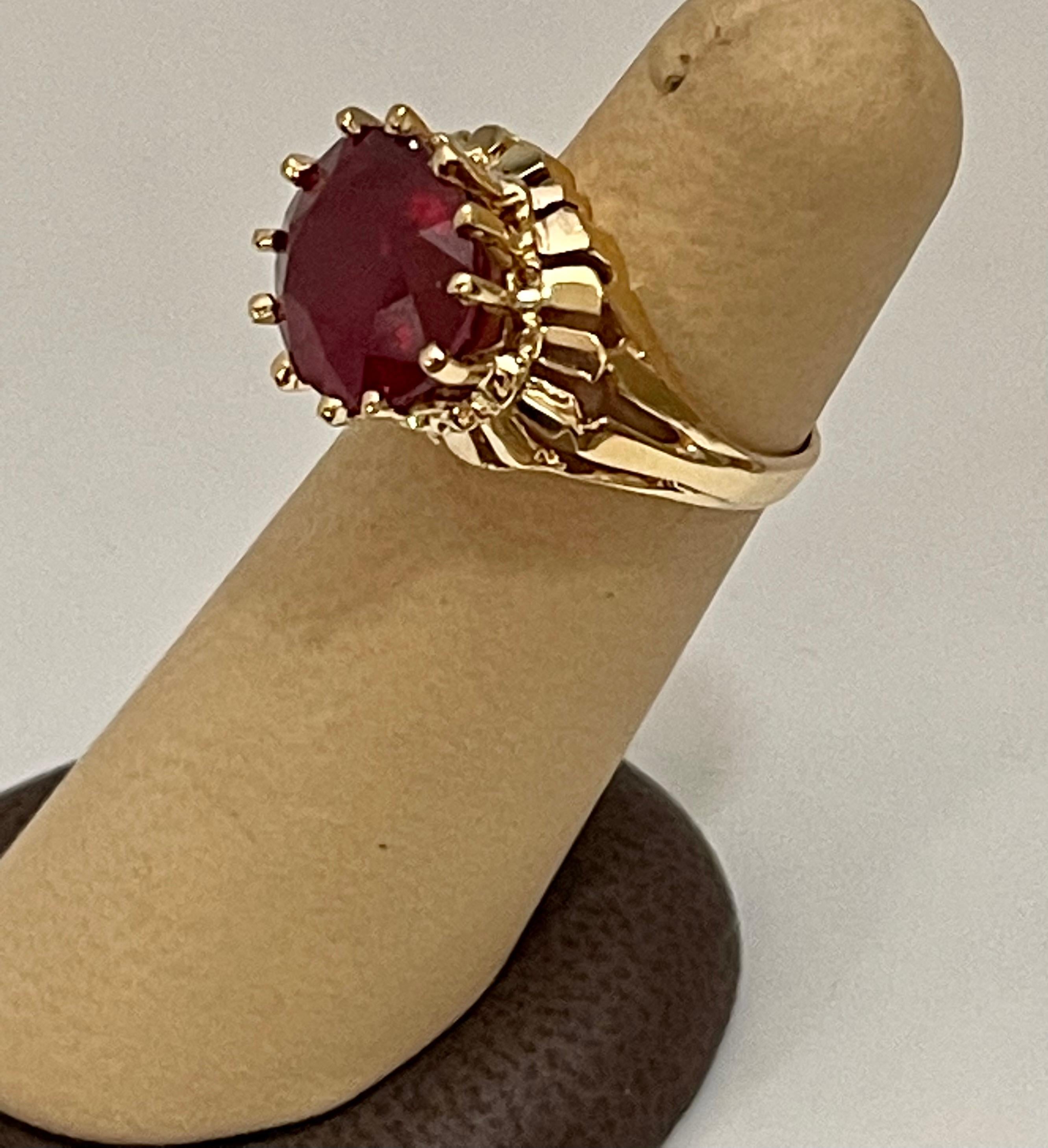 Oval Cut 7 Carat Treated Ruby in 18 Karat Yellow Gold Ring, Unisex For Sale 6