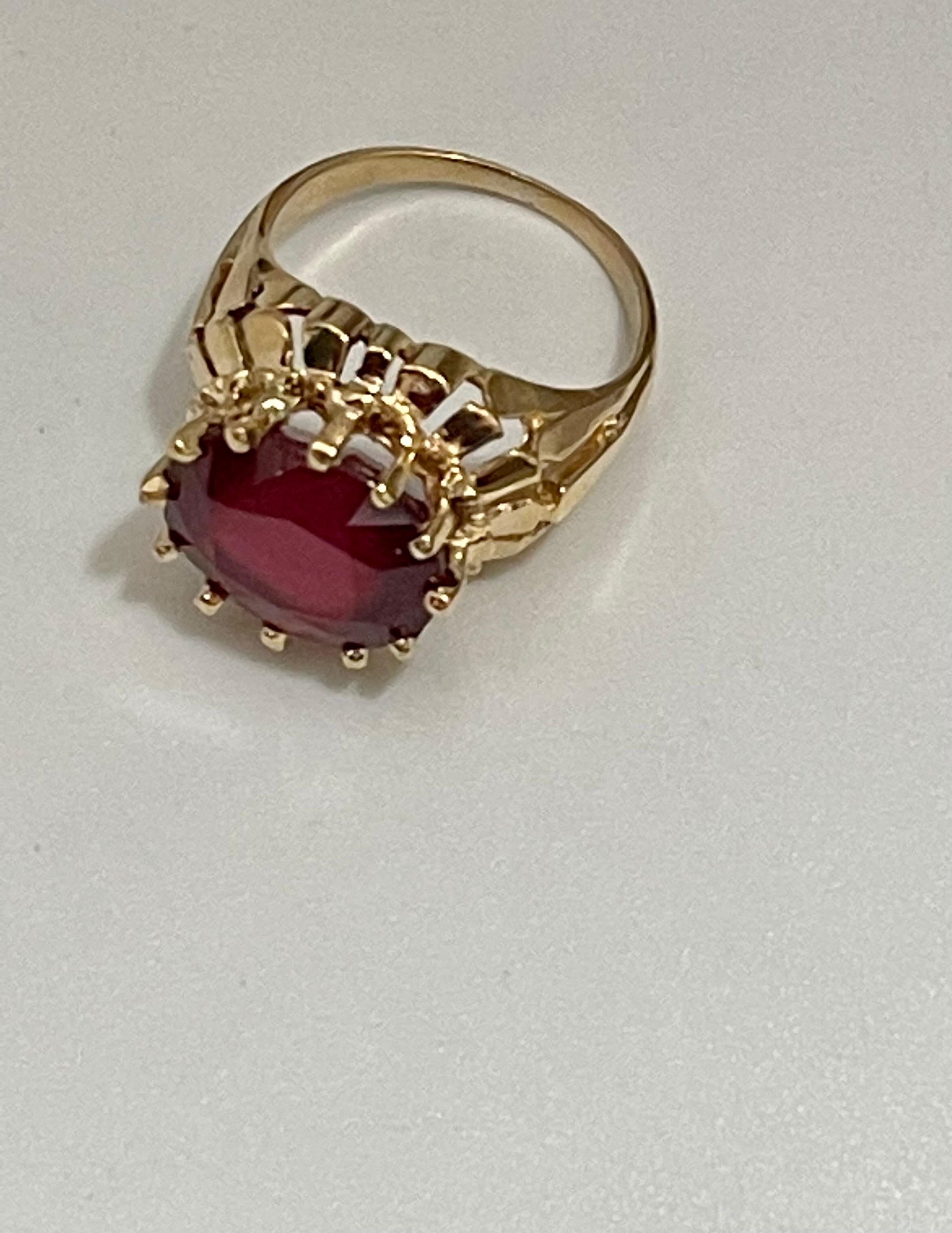 Oval Cut 7 Carat Treated Ruby in 18 Karat Yellow Gold Ring, Unisex For Sale 8
