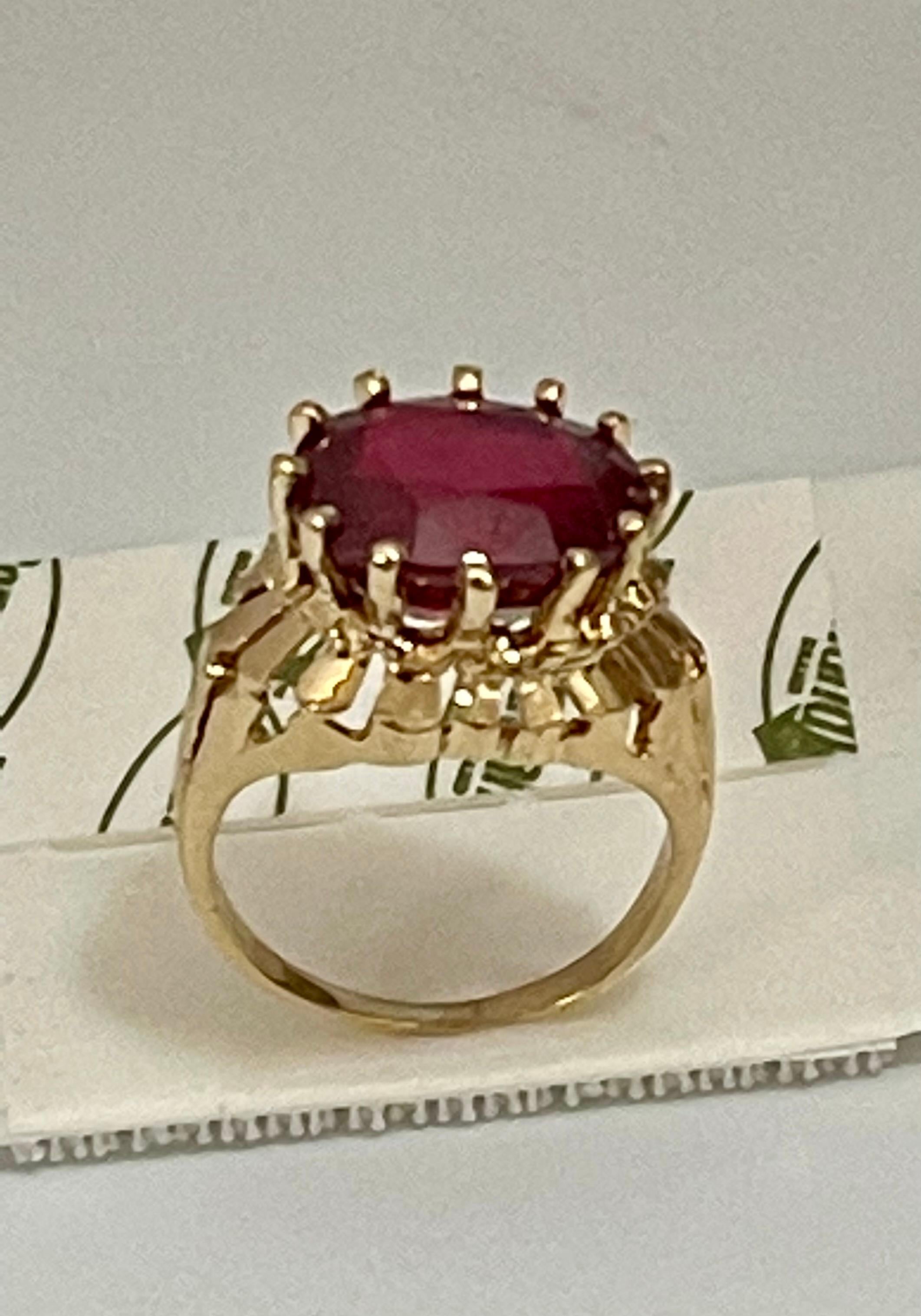 Oval Cut 7 Carat Treated Ruby in 18 Karat Yellow Gold Ring, Unisex For Sale 1