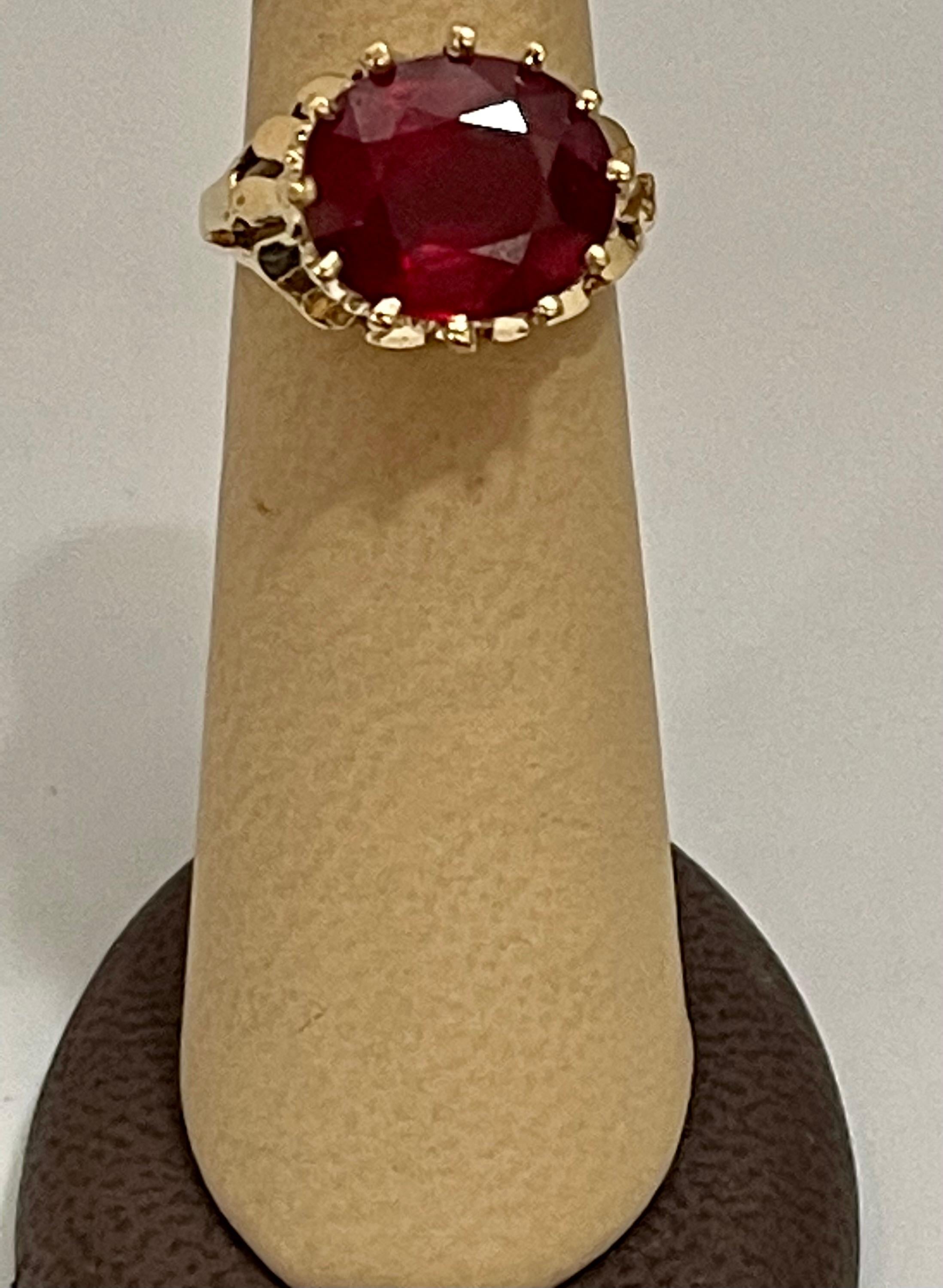Oval Cut 7 Carat Treated Ruby in 18 Karat Yellow Gold Ring, Unisex For Sale 4