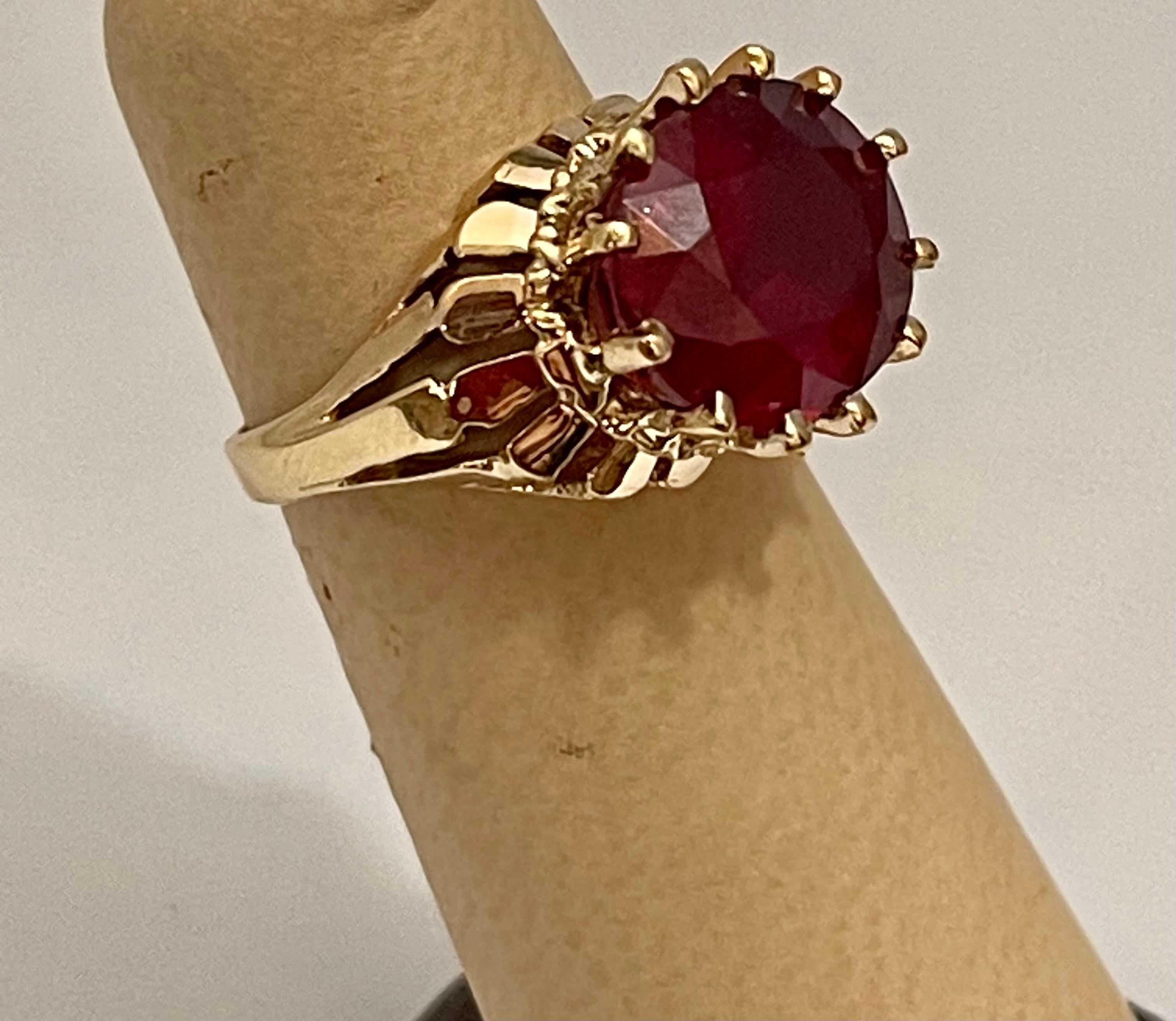 Oval Cut 7 Carat Treated Ruby in 18 Karat Yellow Gold Ring, Unisex For Sale 5