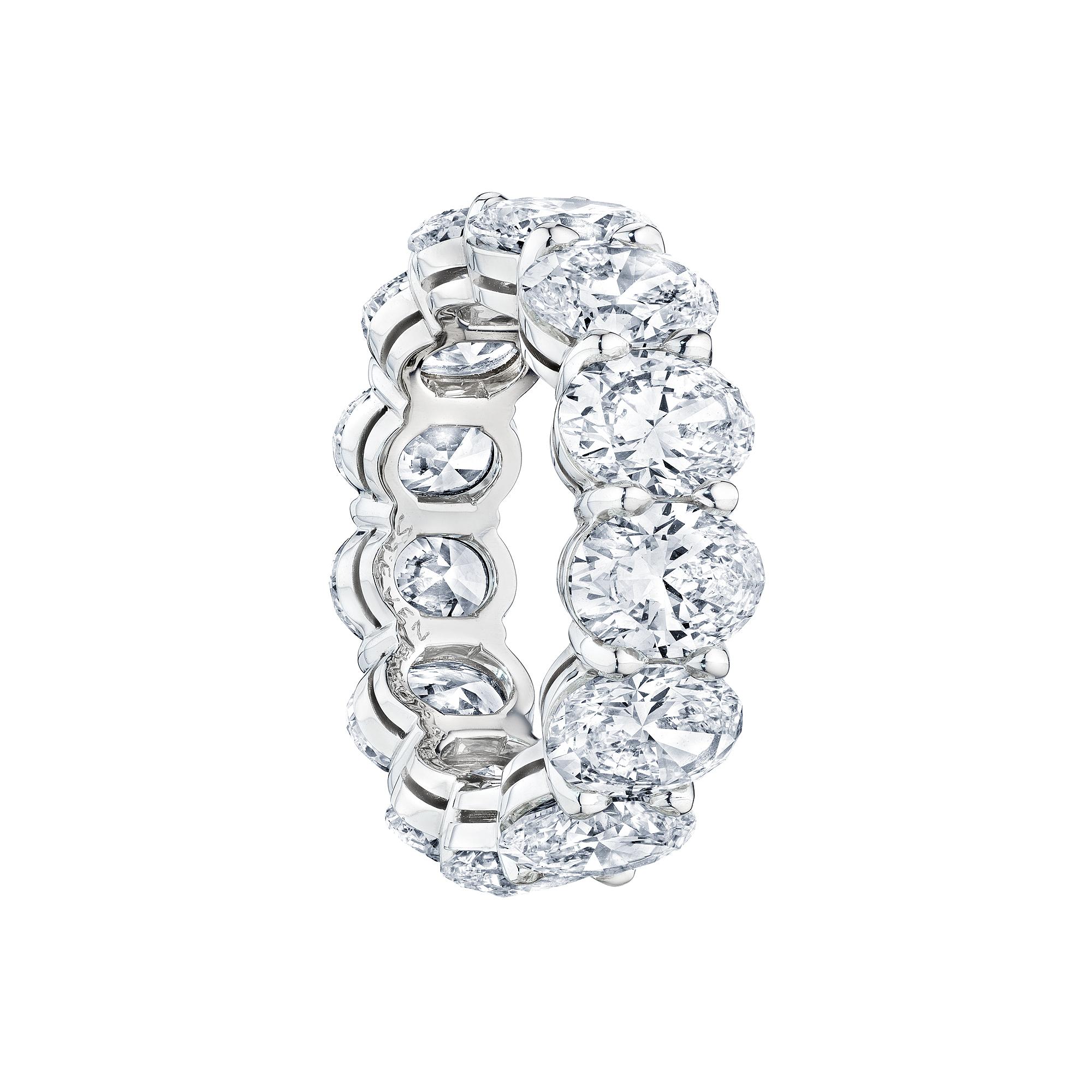 Corps ovale.  Avec 13 incroyables diamants ovales de taille brillante assortis se tenant élégamment côte à côte, ce bracelet d'éternité en diamant et platine unique en son genre possède une force visuelle et un esprit intemporel.  Le poids total des