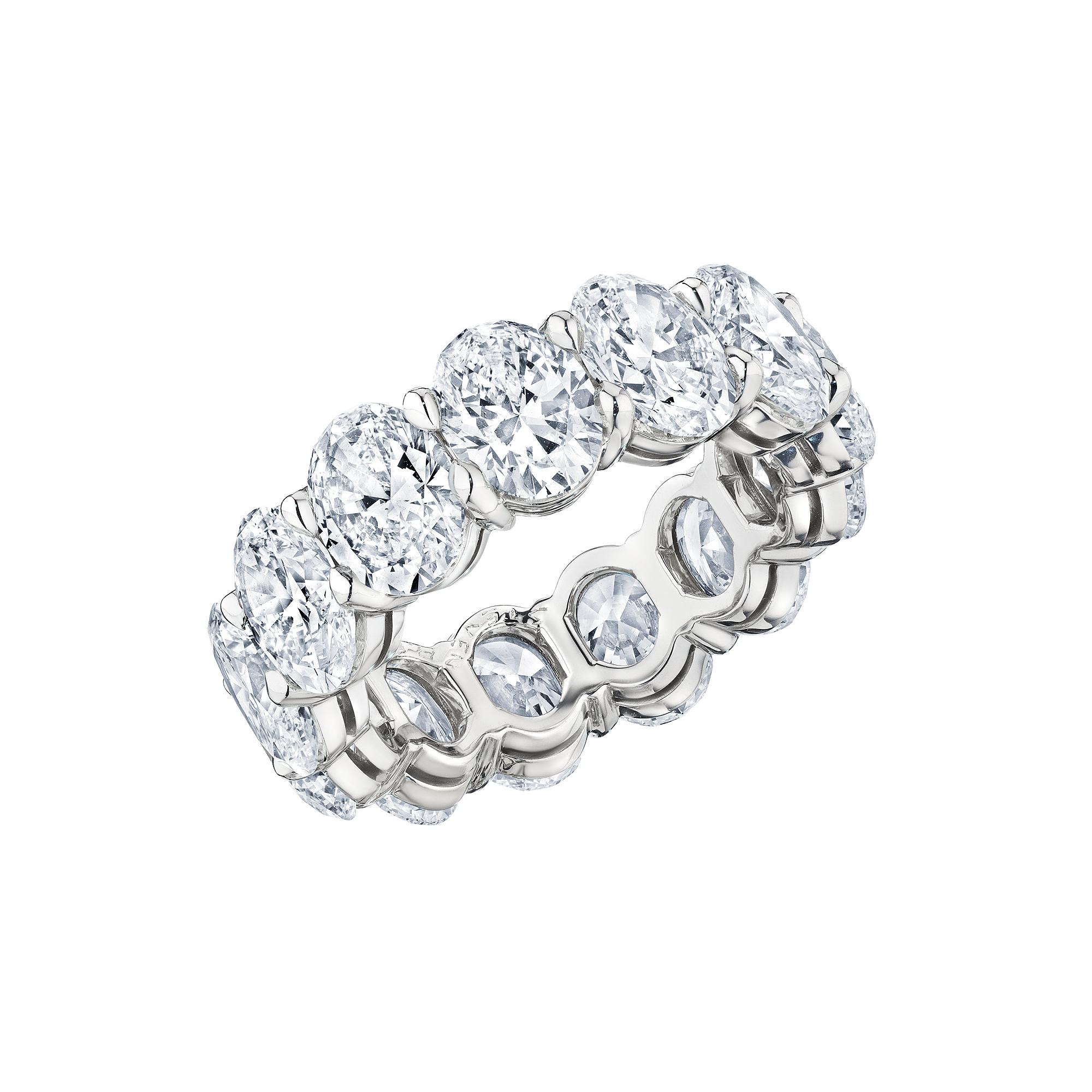 Taille ovale Anneau d'éternité en platine avec diamants taille ovale de 9,55 carats en vente