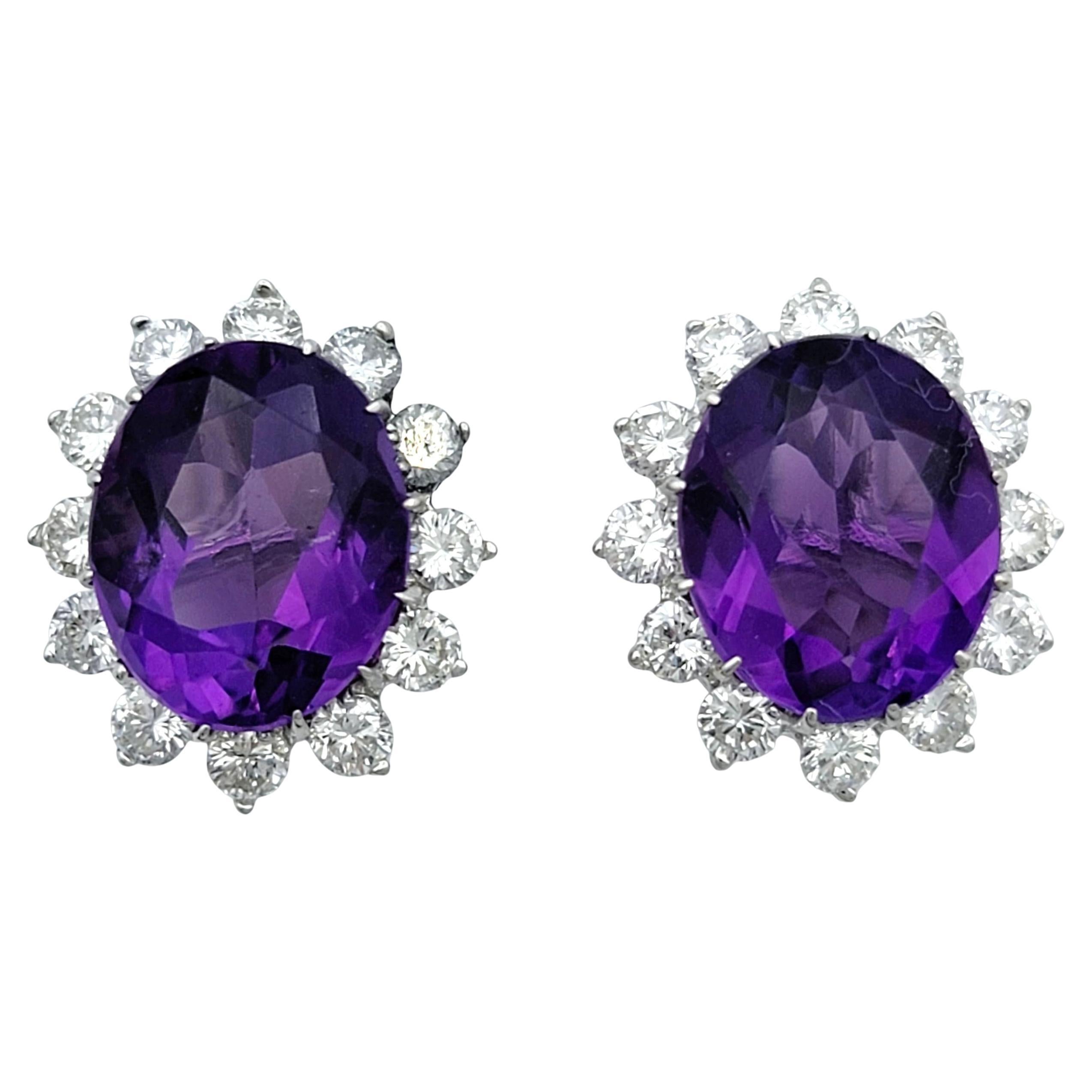 Ces boucles d'oreilles rayonnantes présentent une paire d'améthystes de taille ovale aux teintes riches, chacune rayonnant d'un luxueux ton violet qui respire l'élégance et la sophistication. Leur forme lisse et allongée ajoute une touche de