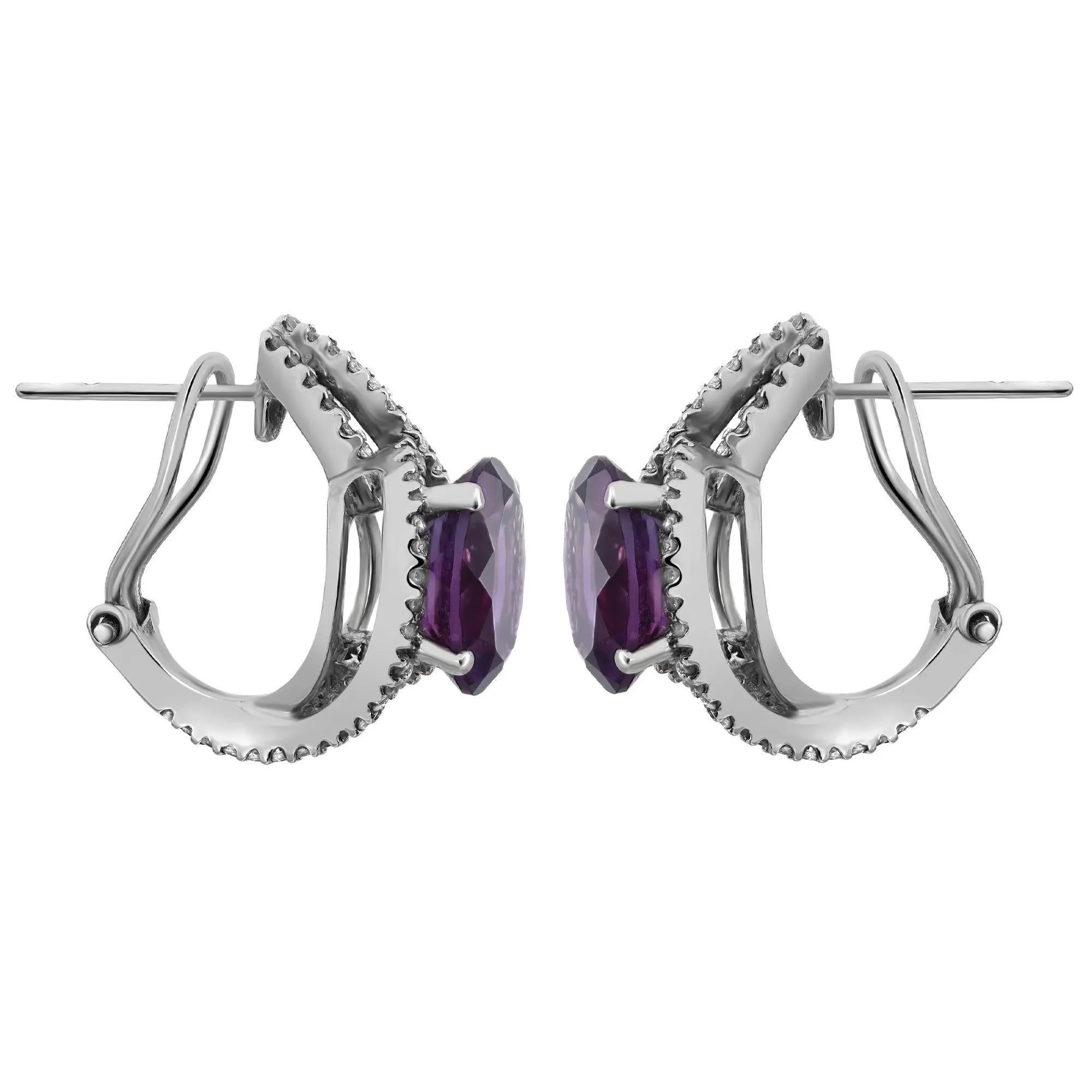 Ces boucles d'oreilles glamour sont composées d'une pierre d'améthyste ovale sertie au centre et de diamants ronds de taille brillante. Incrustée dans de l'or blanc lustré 14K. Longueur de la boucle d'oreille : 18 mm. Largeur : 8,8 mm. Poids total :