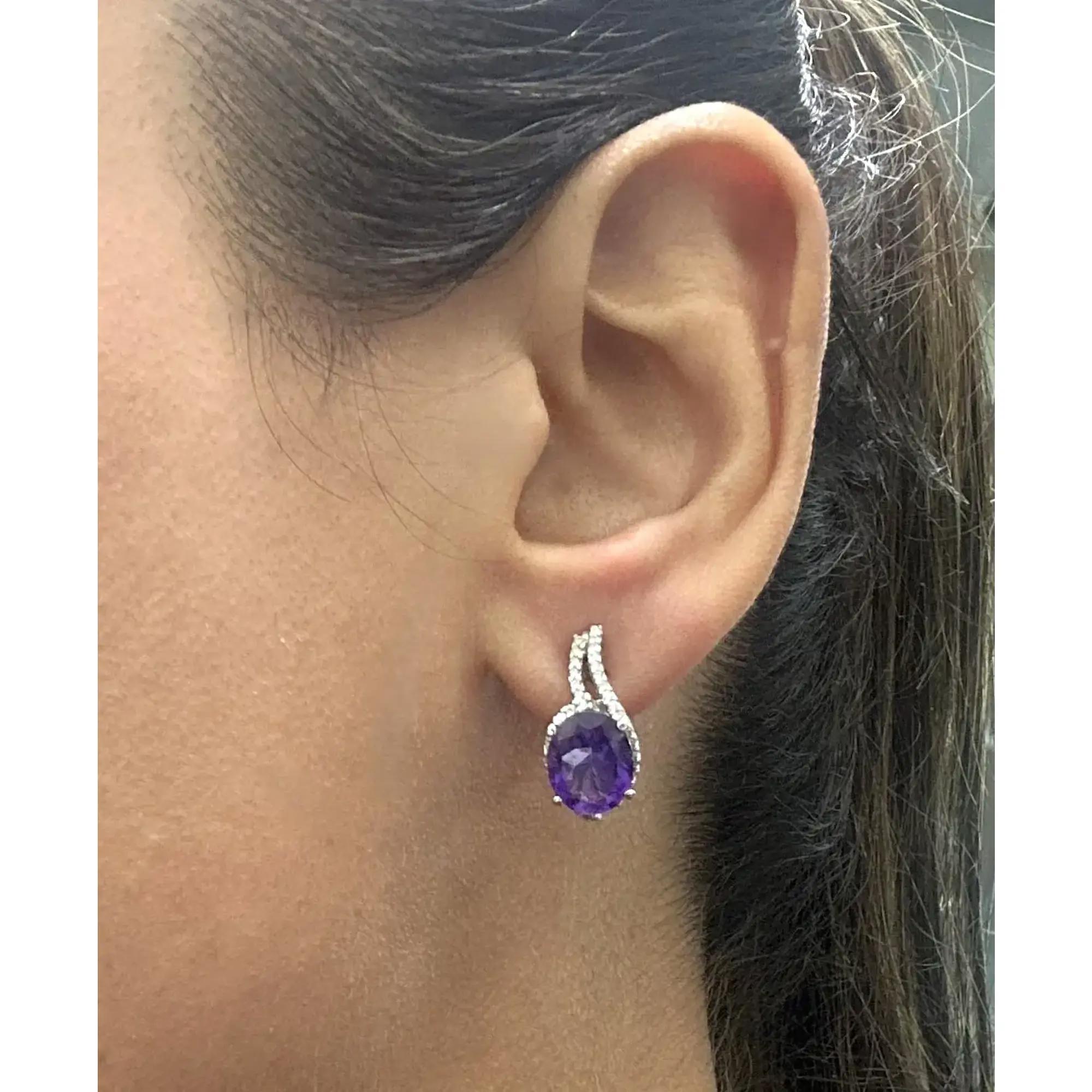Taille ovale Boucles d'oreilles Huggie en or blanc 14K avec améthyste de taille ovale et diamant en vente