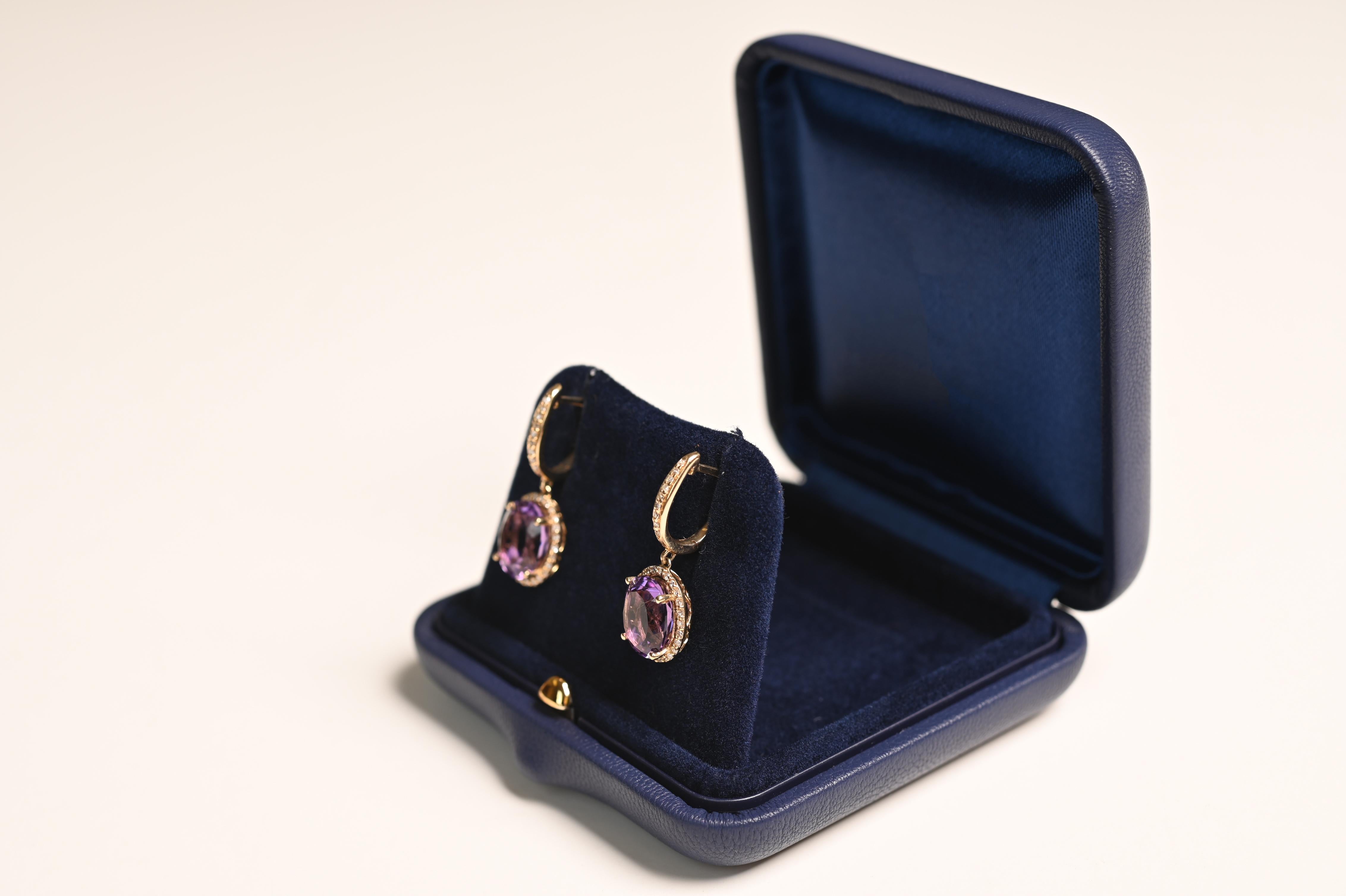 Art déco Boucles d'oreilles améthyste taille ovale, halo diamant, or jaune 14k en vente