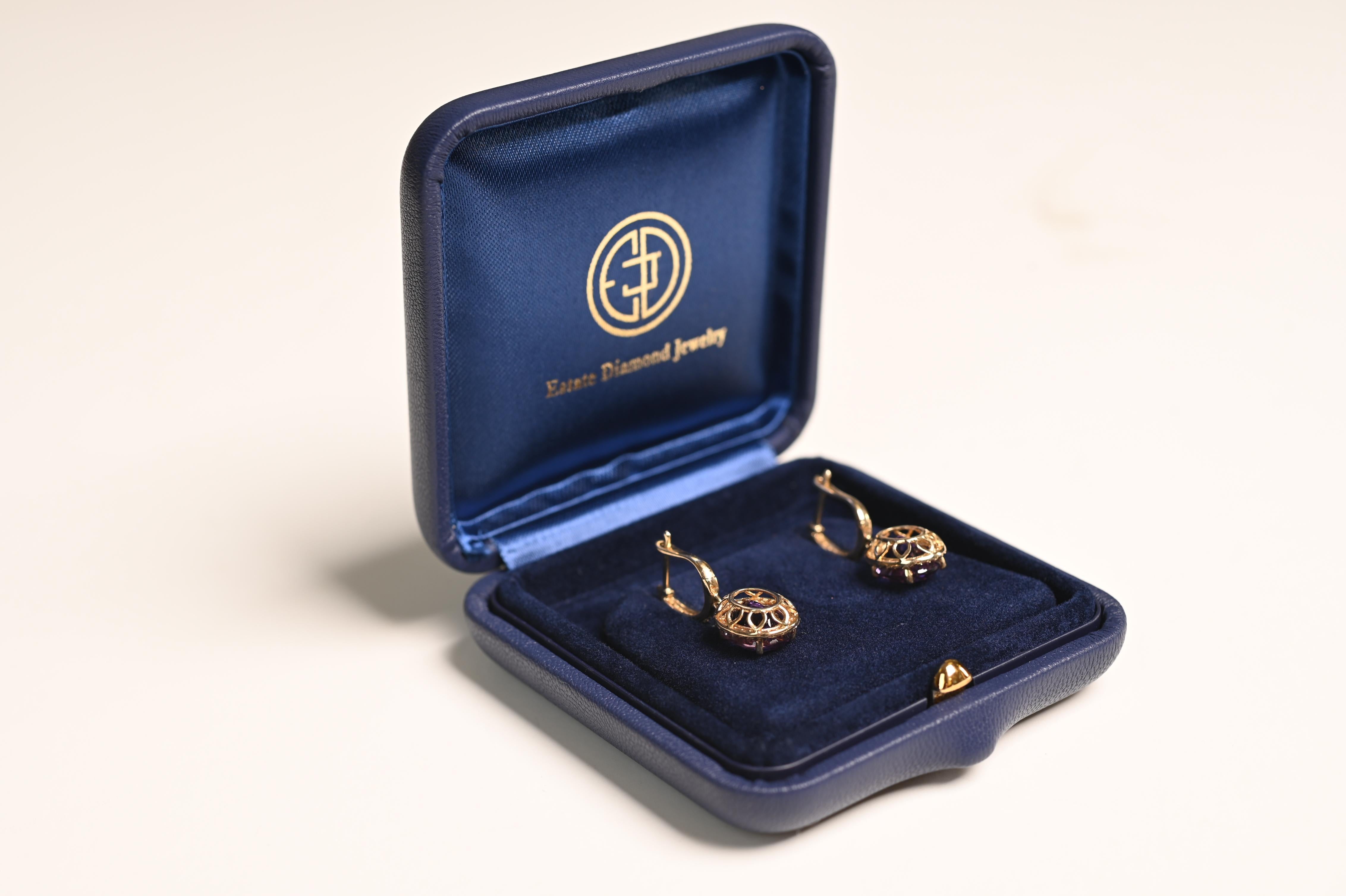 Taille ovale Boucles d'oreilles améthyste taille ovale, halo diamant, or jaune 14k en vente