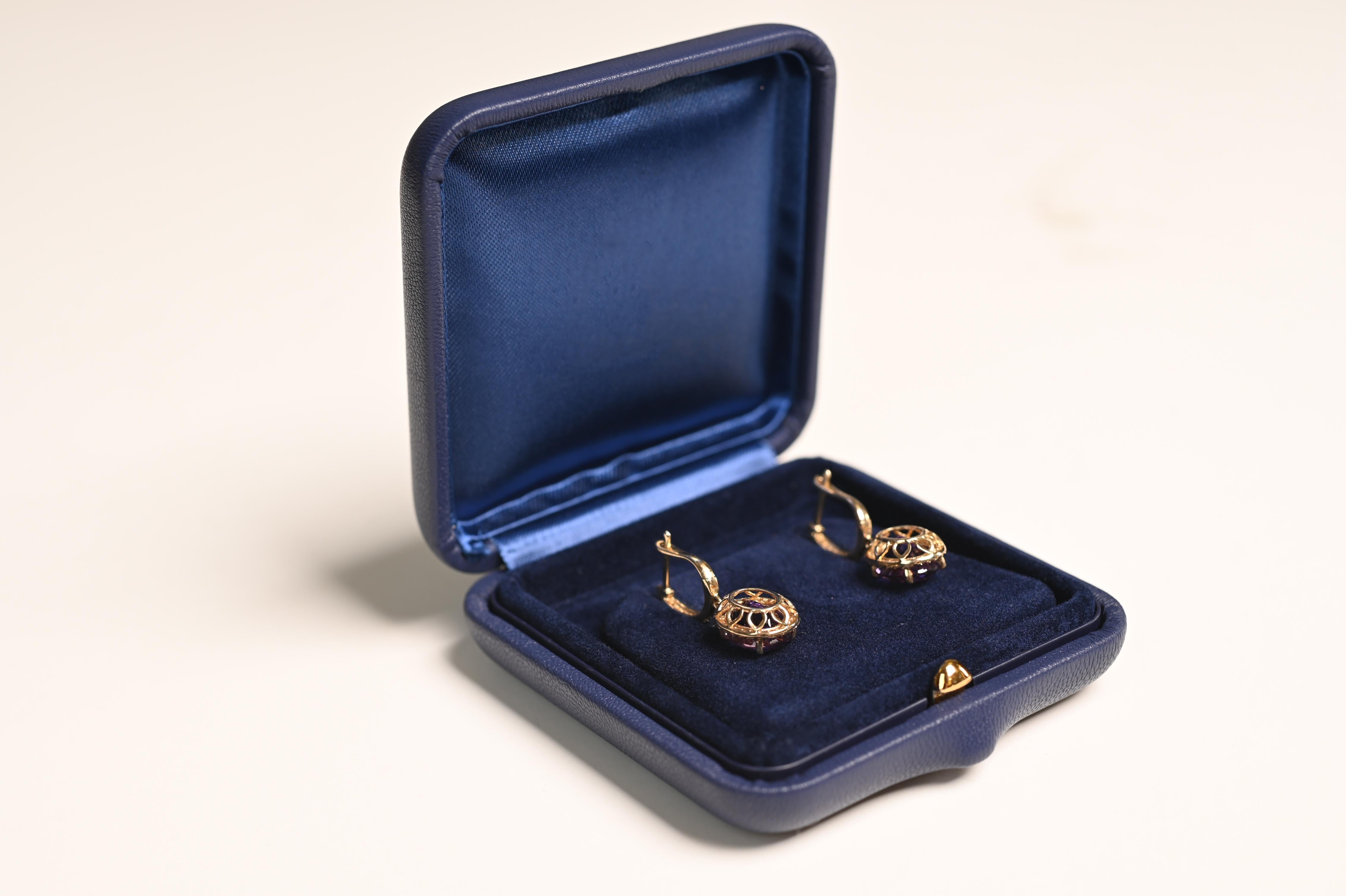Taille ovale Boucles d'oreilles améthyste taille ovale, halo diamant, or jaune 14k en vente