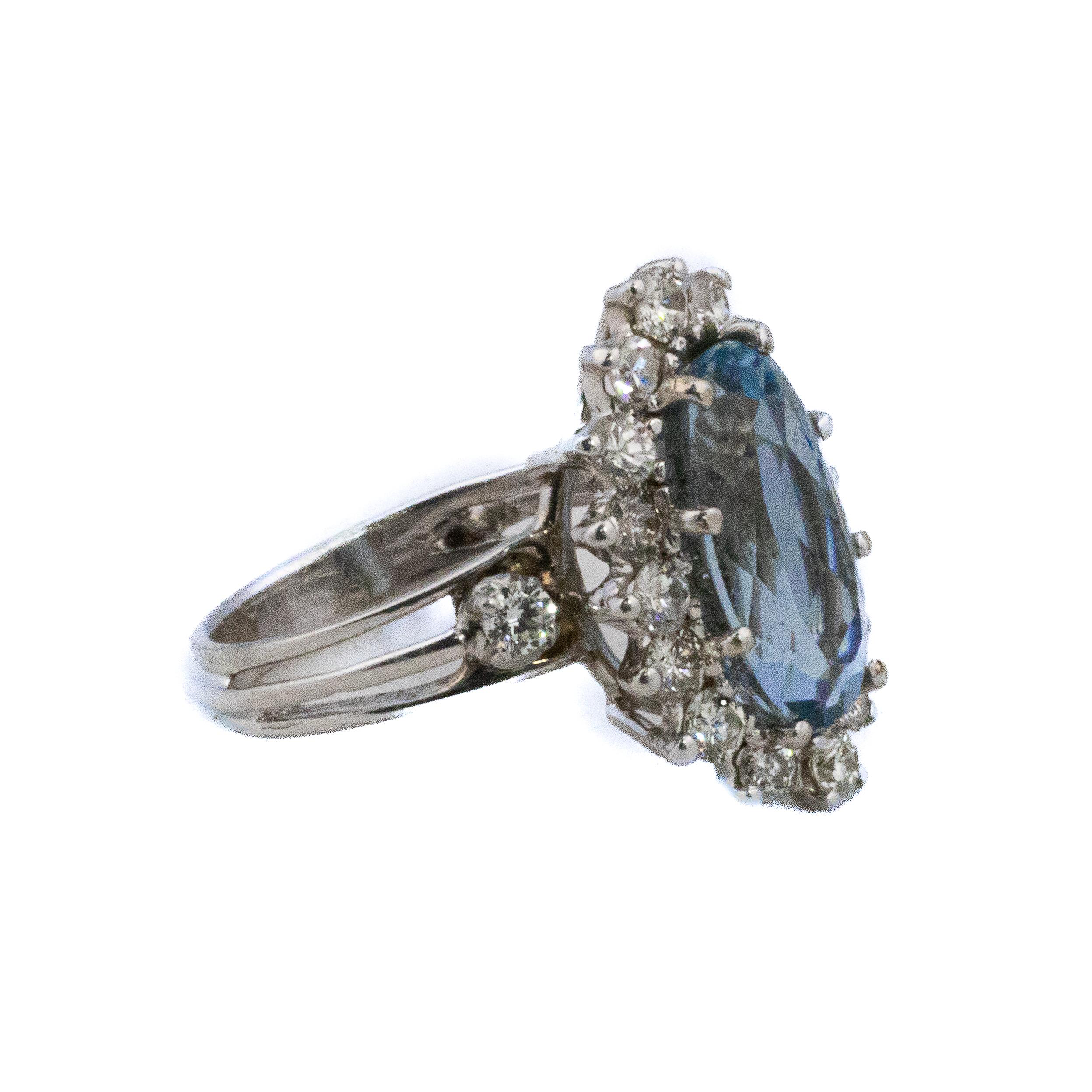 Anello a raggiera con acquamarina taglio ovale e diamante taglio Brilliante

Description: A graceful Mid-Century ring crafted in 14K white gold, featuring a striking oval-cut aquamarine at its center, radiating a serene ocean-blue hue. Surrounding
