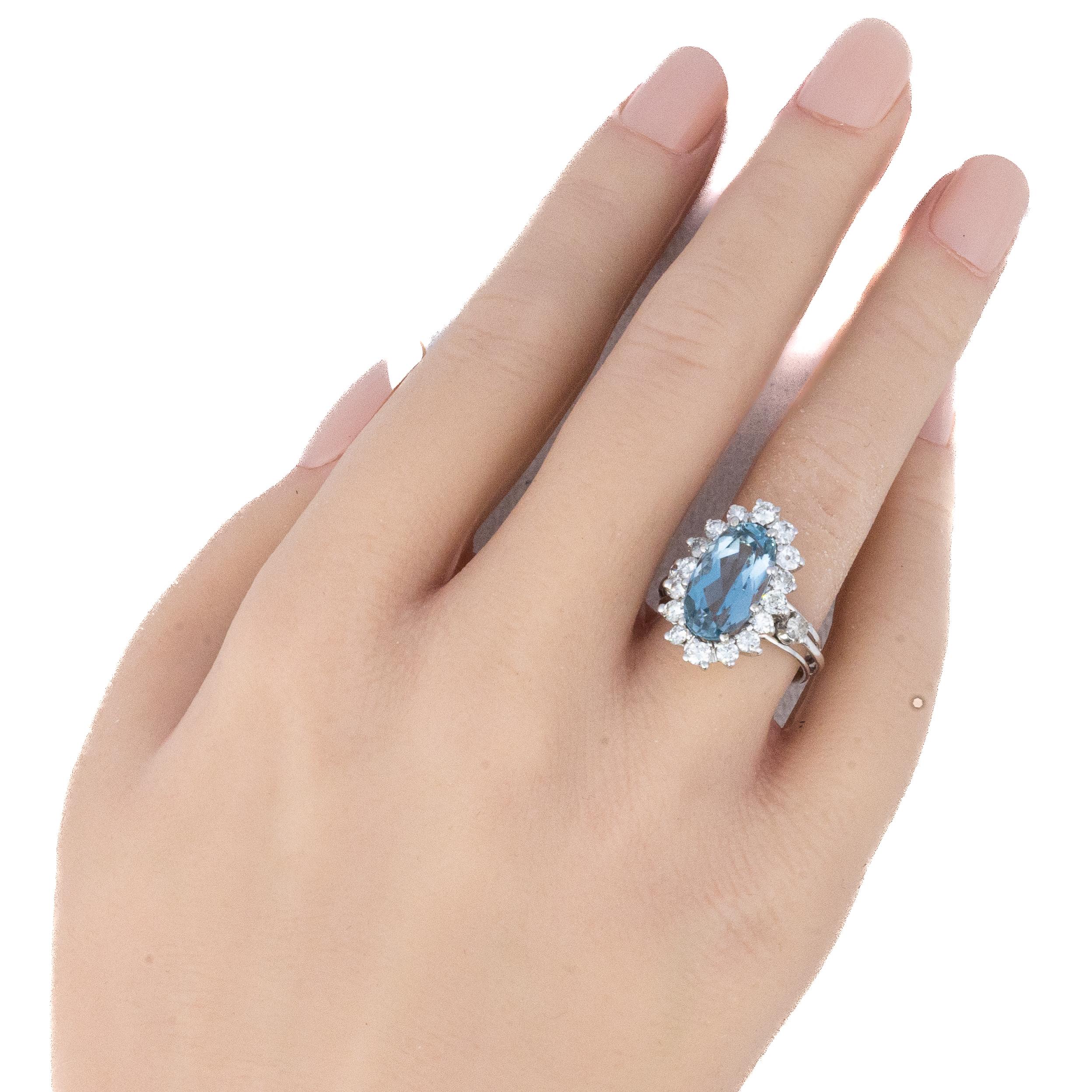 Taglio ovale Anello a raggiera con acquamarina taglio ovale e diamante taglio Brilliante in vendita