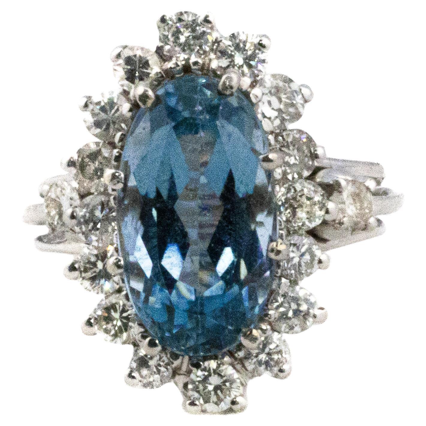 Halo-Ring mit Aquamarin im Ovalschliff und Diamant im Brillantschliff
