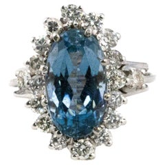 Halo-Ring mit Aquamarin im Ovalschliff und Diamant im Brillantschliff