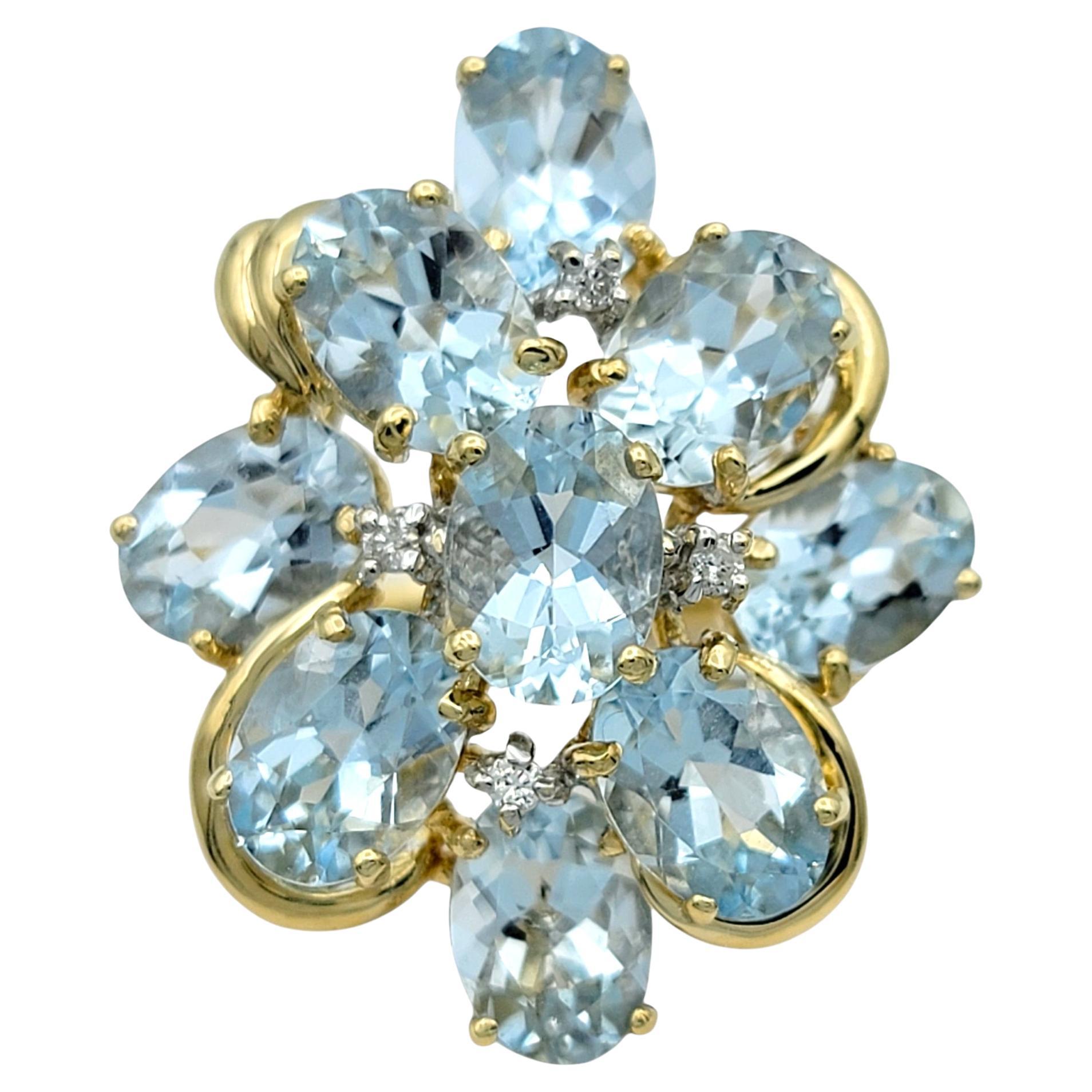 Anillo de cóctel de aguamarina talla oval y racimo de diamantes en oro amarillo de 14 quilates