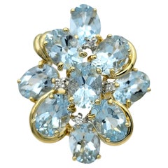 Anillo de cóctel de aguamarina talla oval y racimo de diamantes en oro amarillo de 14 quilates