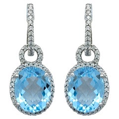 Aquamarin im Ovalschliff und Diamant-Pavé-Halo-Ohrringe aus 18 Karat Weißgold