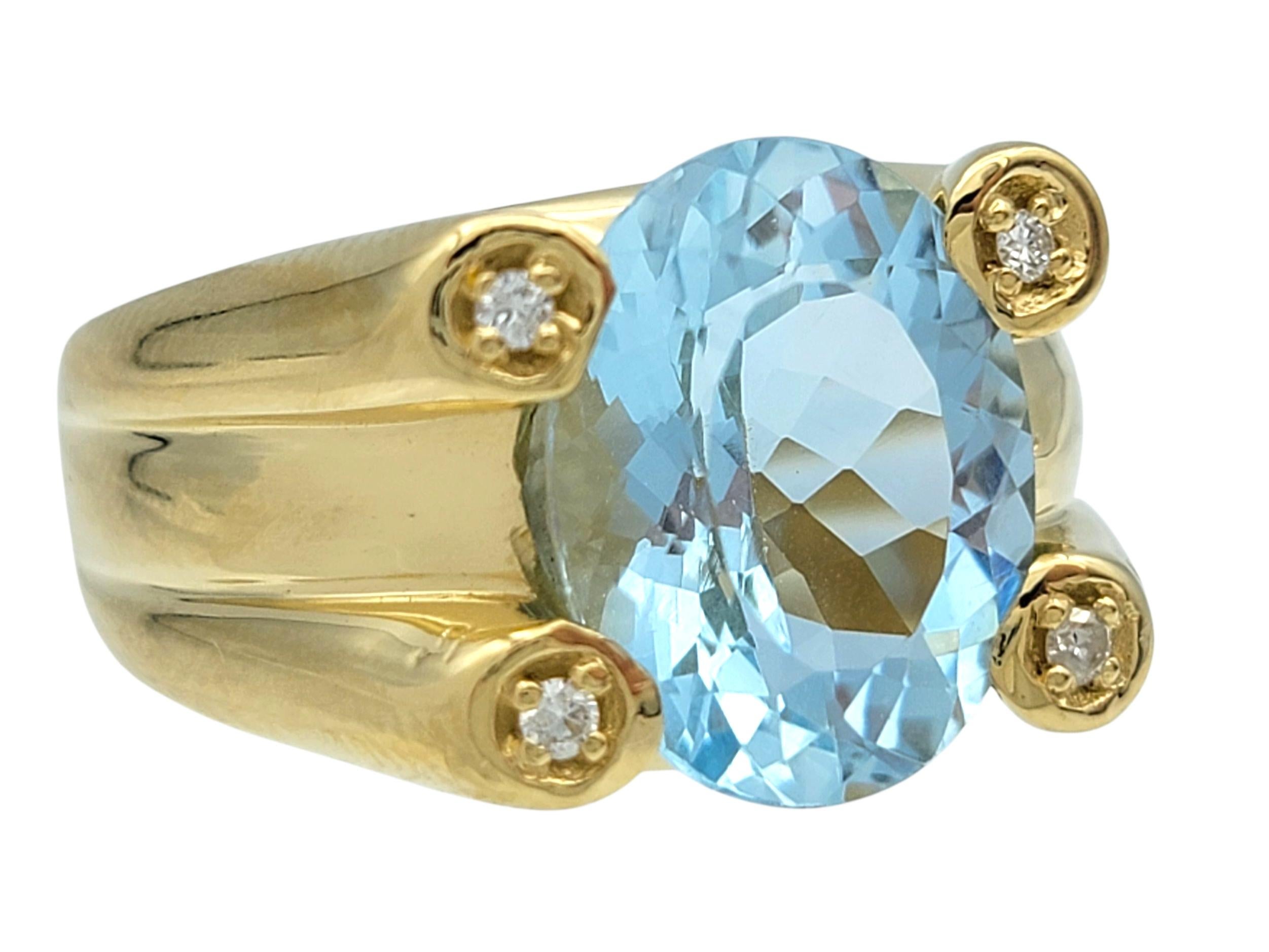 Contemporaneo Anello cocktail con acquamarina taglio ovale e accenti di diamante in oro giallo 18 carati in vendita