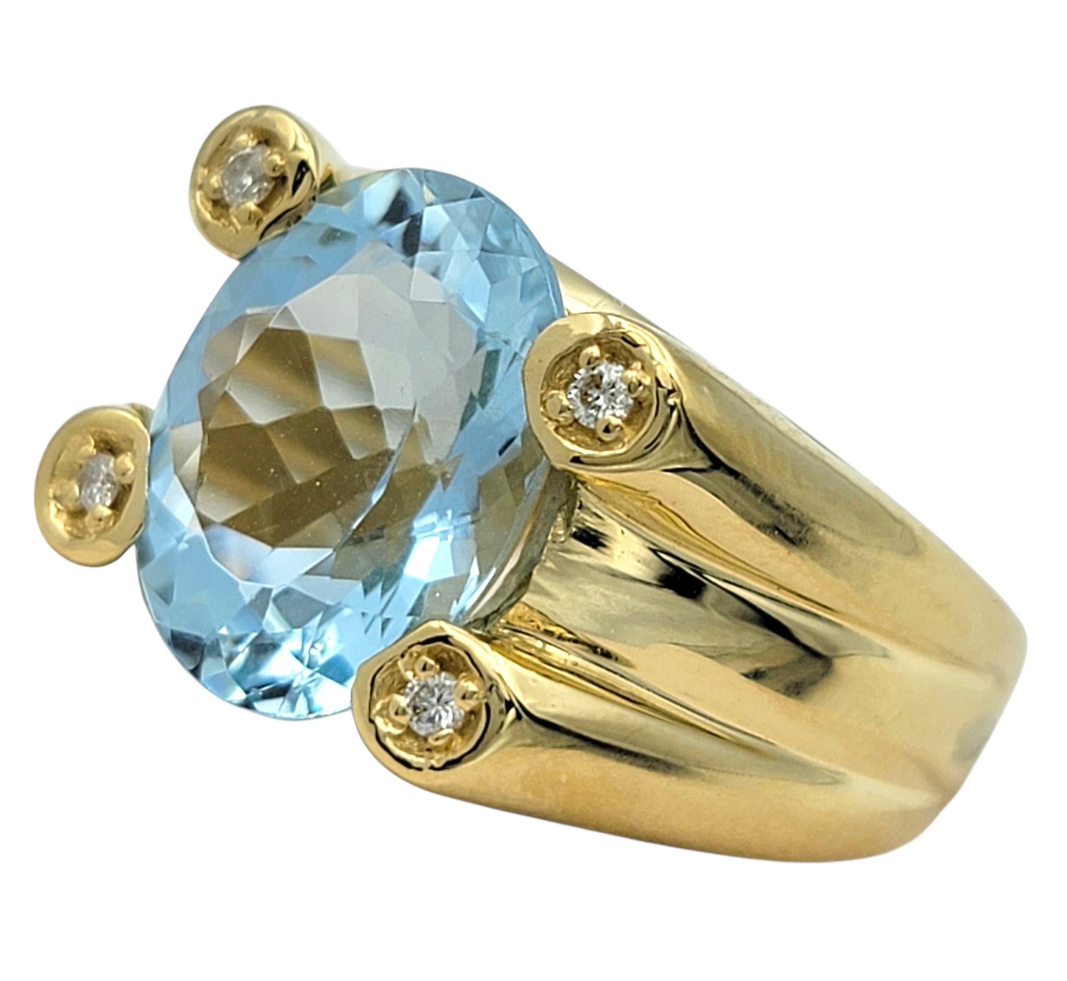 Taglio ovale Anello cocktail con acquamarina taglio ovale e accenti di diamante in oro giallo 18 carati in vendita
