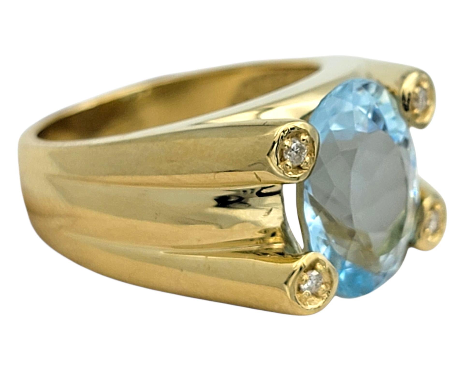 Donna Anello cocktail con acquamarina taglio ovale e accenti di diamante in oro giallo 18 carati in vendita