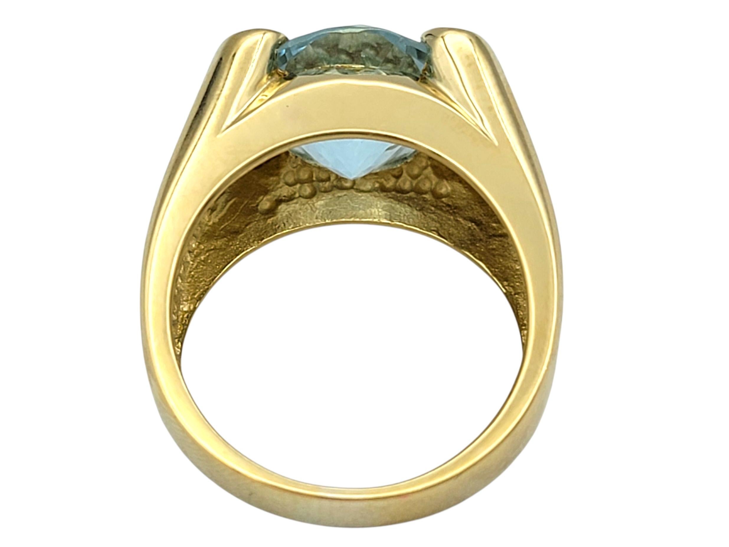 Anello cocktail con acquamarina taglio ovale e accenti di diamante in oro giallo 18 carati in vendita 2