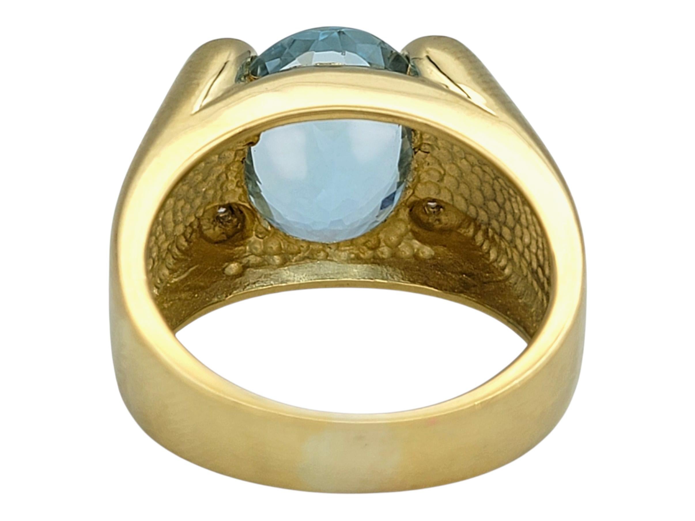 Anello cocktail con acquamarina taglio ovale e accenti di diamante in oro giallo 18 carati in vendita 3