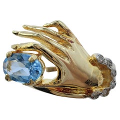 Bague en or jaune 14K avec topaze bleue de taille ovale et diamant à la main