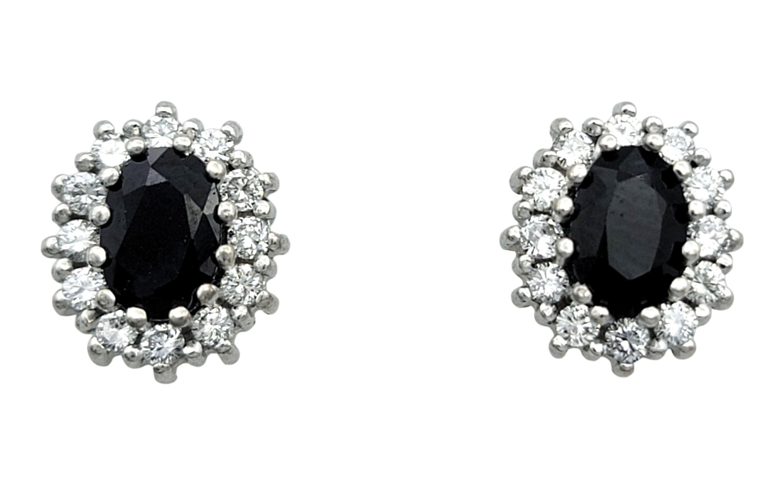 Halo-Ohrstecker mit schwarzem Saphir und Diamant im Ovalschliff aus zweifarbigem 18 Karat Gold (Zeitgenössisch) im Angebot