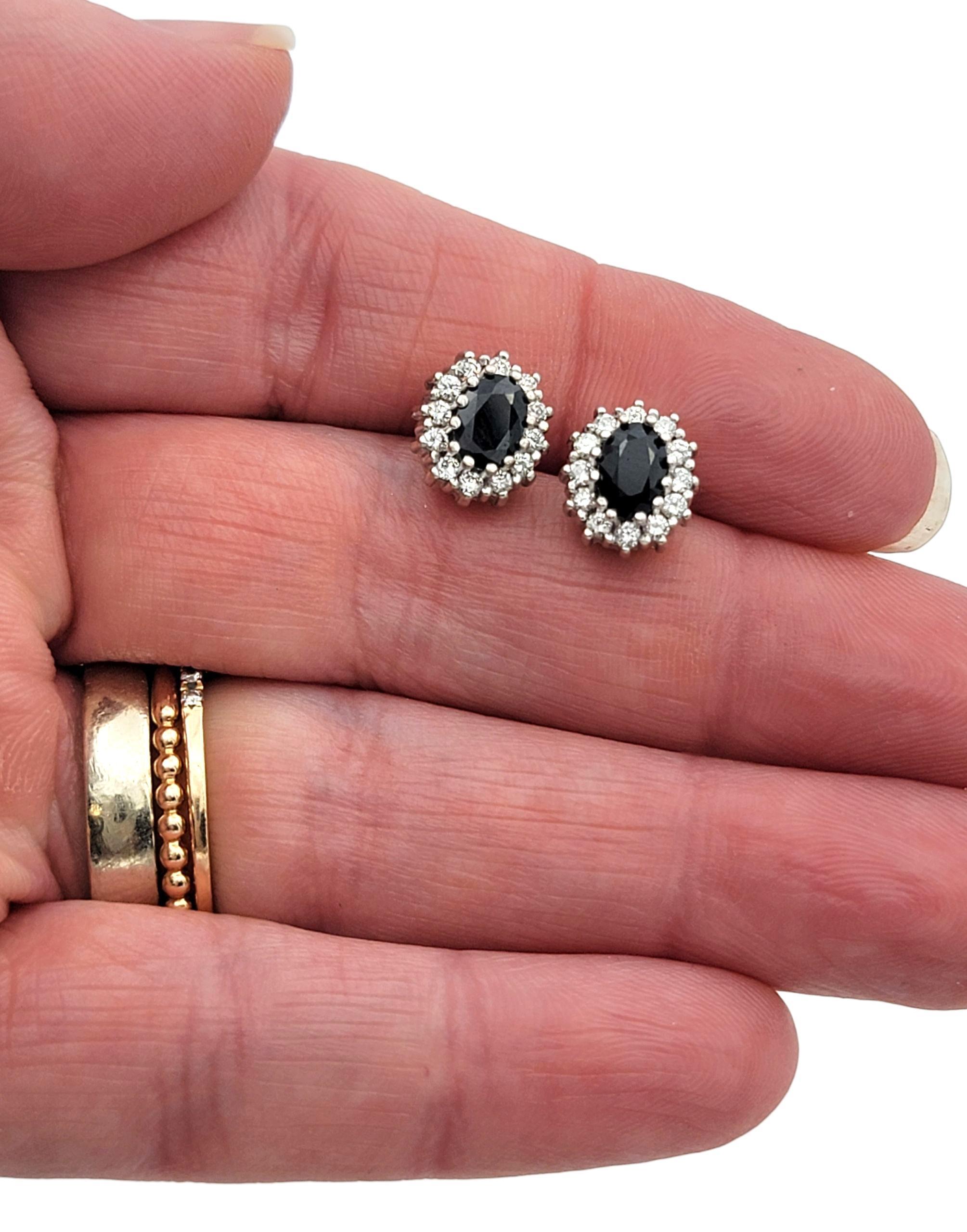 Halo-Ohrstecker mit schwarzem Saphir und Diamant im Ovalschliff aus zweifarbigem 18 Karat Gold im Angebot 2