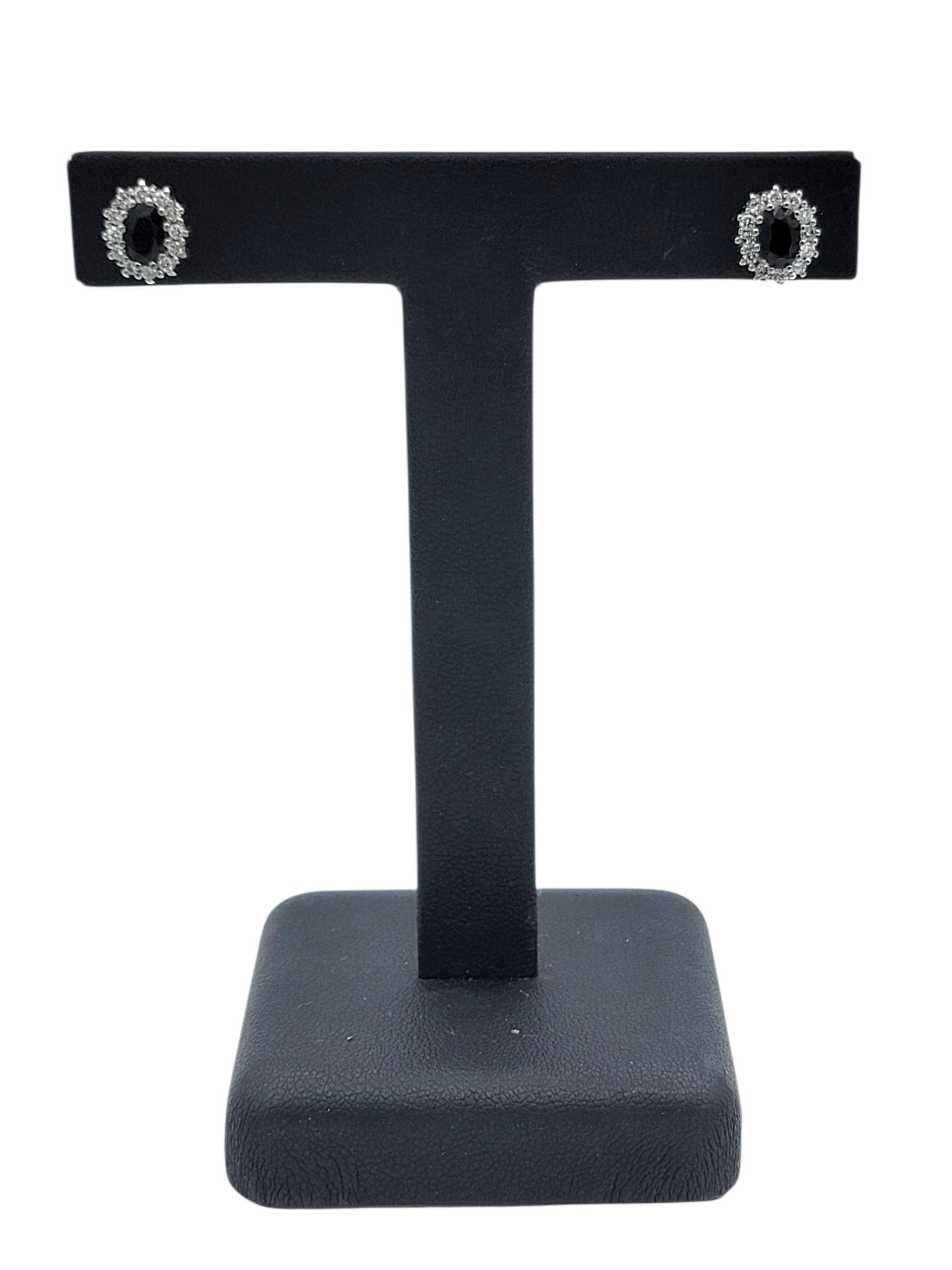 Halo-Ohrstecker mit schwarzem Saphir und Diamant im Ovalschliff aus zweifarbigem 18 Karat Gold im Angebot 3