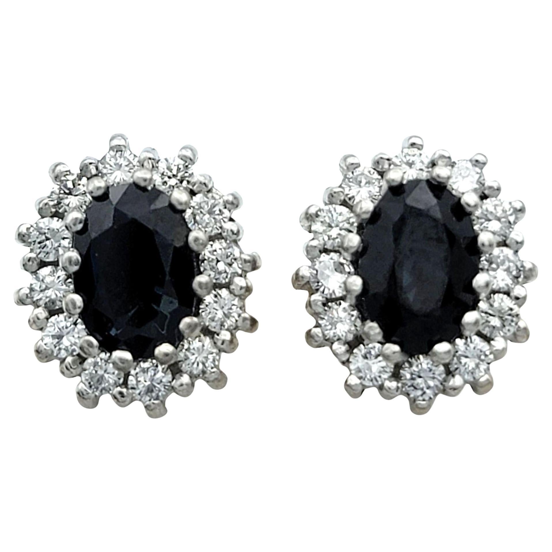 Halo-Ohrstecker mit schwarzem Saphir und Diamant im Ovalschliff aus zweifarbigem 18 Karat Gold im Angebot