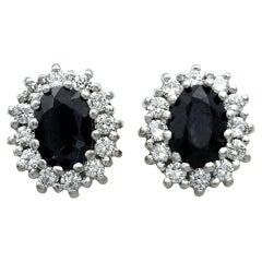 Halo-Ohrstecker mit schwarzem Saphir und Diamant im Ovalschliff aus zweifarbigem 18 Karat Gold