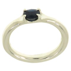 Bague à anneau en or blanc 9 carats avec saphir bleu de taille ovale, fabriquée à la main en Italie