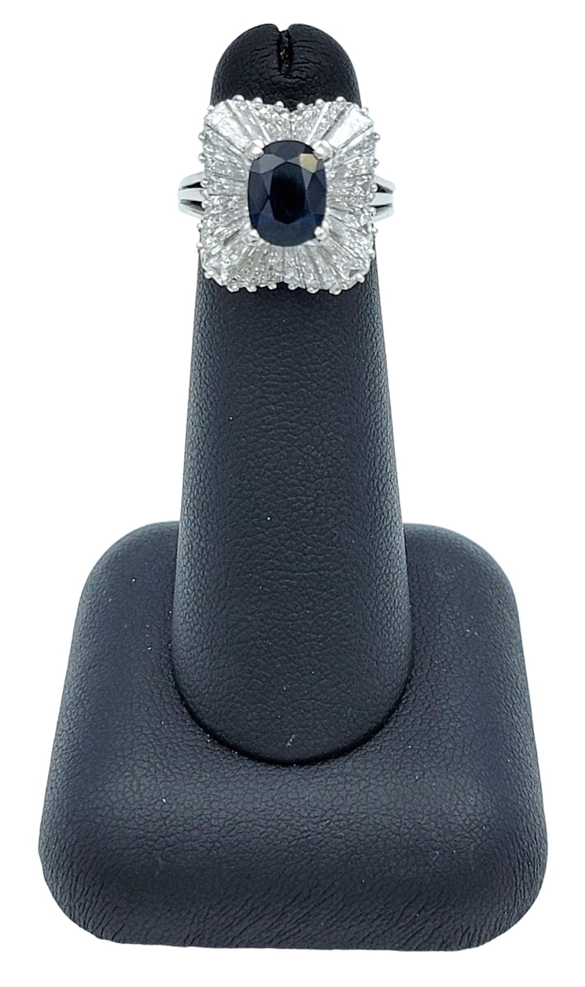 Bague de style ballerine en platine, saphir bleu taille ovale et diamant baguette en vente 4