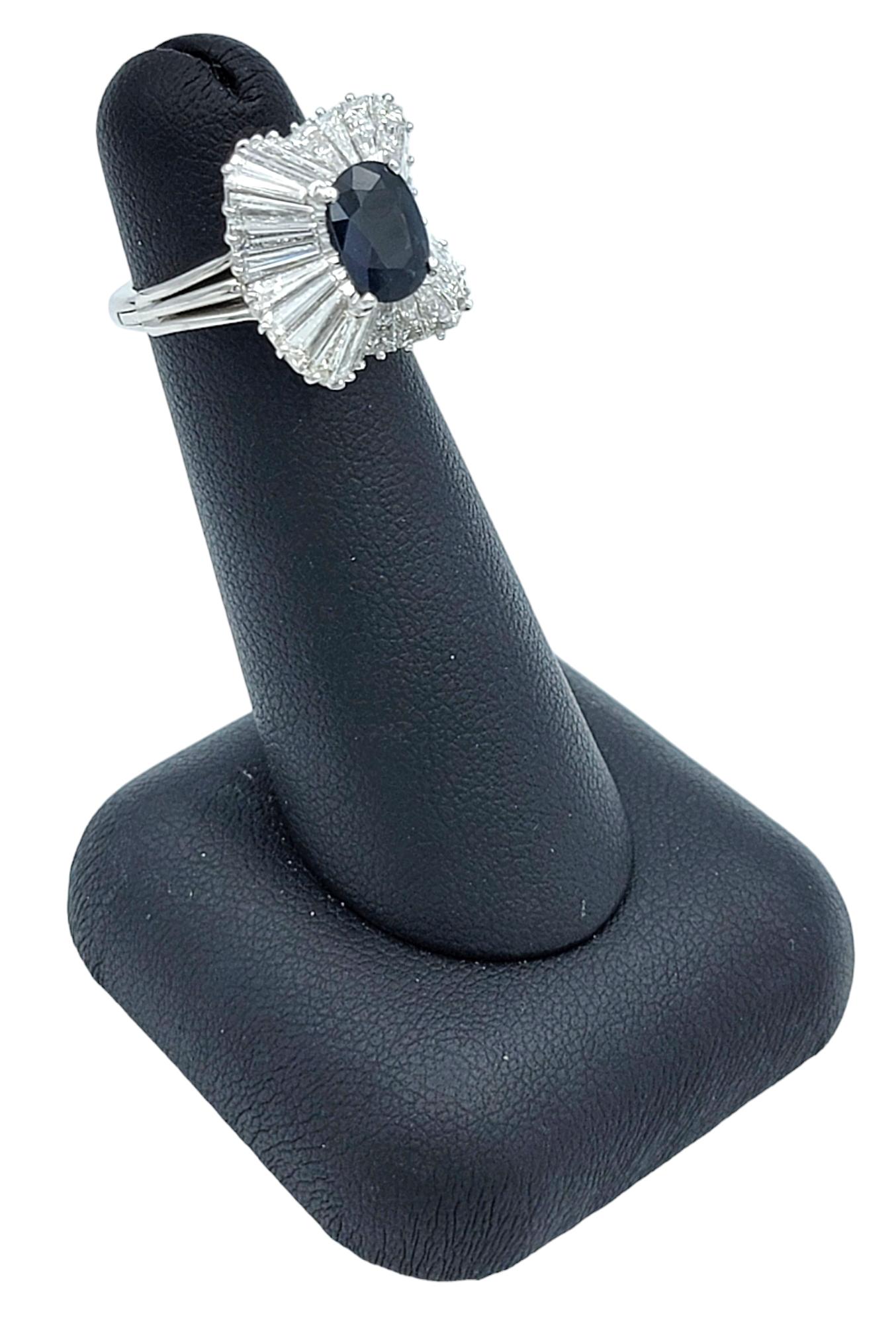 Bague de style ballerine en platine, saphir bleu taille ovale et diamant baguette en vente 5