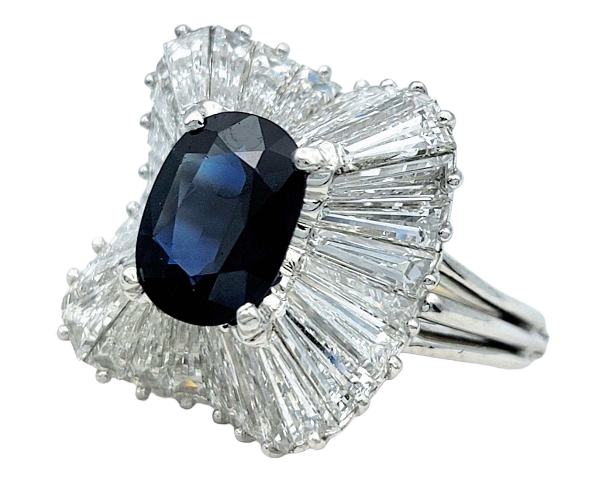 Contemporain Bague de style ballerine en platine, saphir bleu taille ovale et diamant baguette en vente