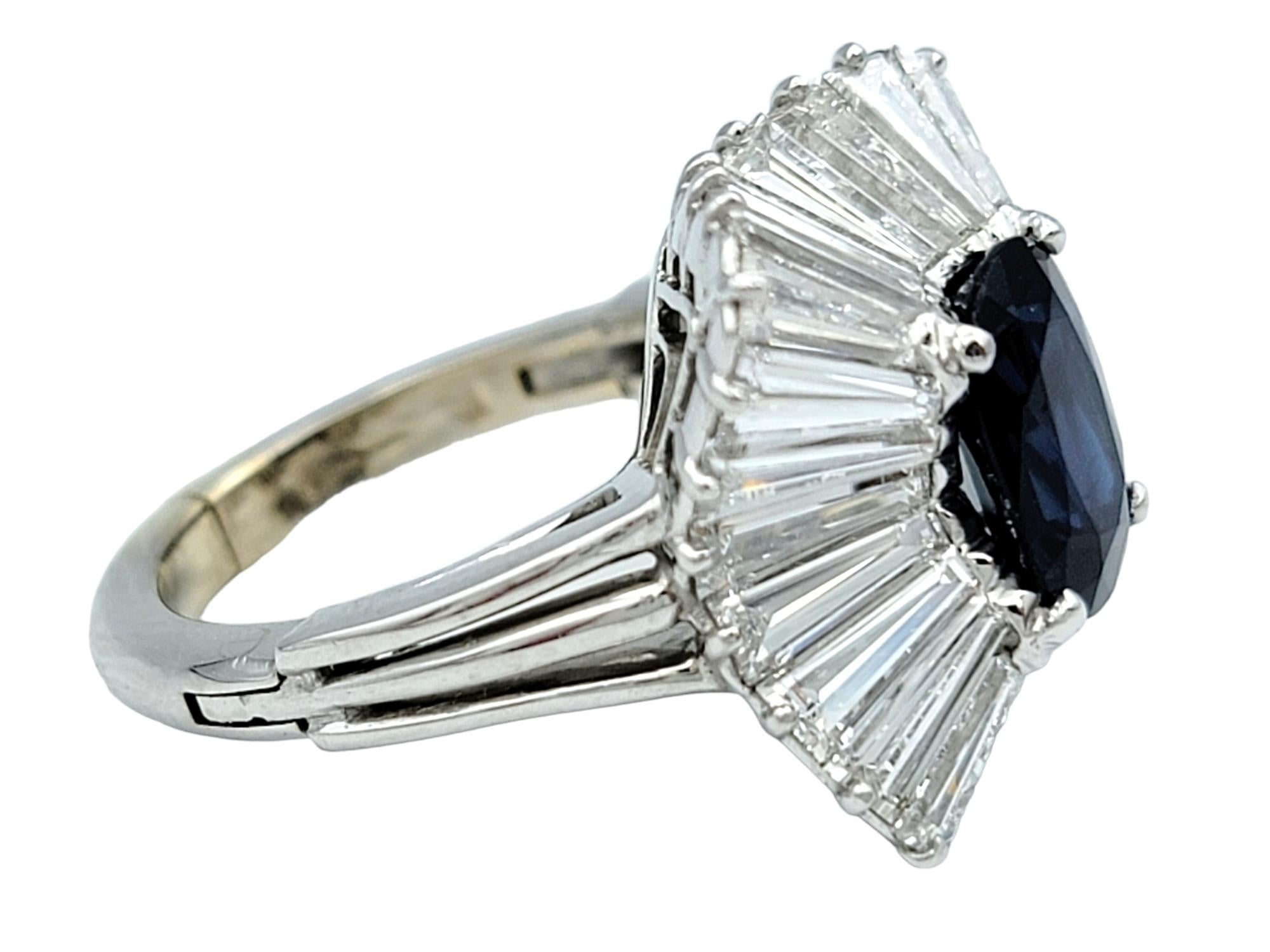 Taille ovale Bague de style ballerine en platine, saphir bleu taille ovale et diamant baguette en vente