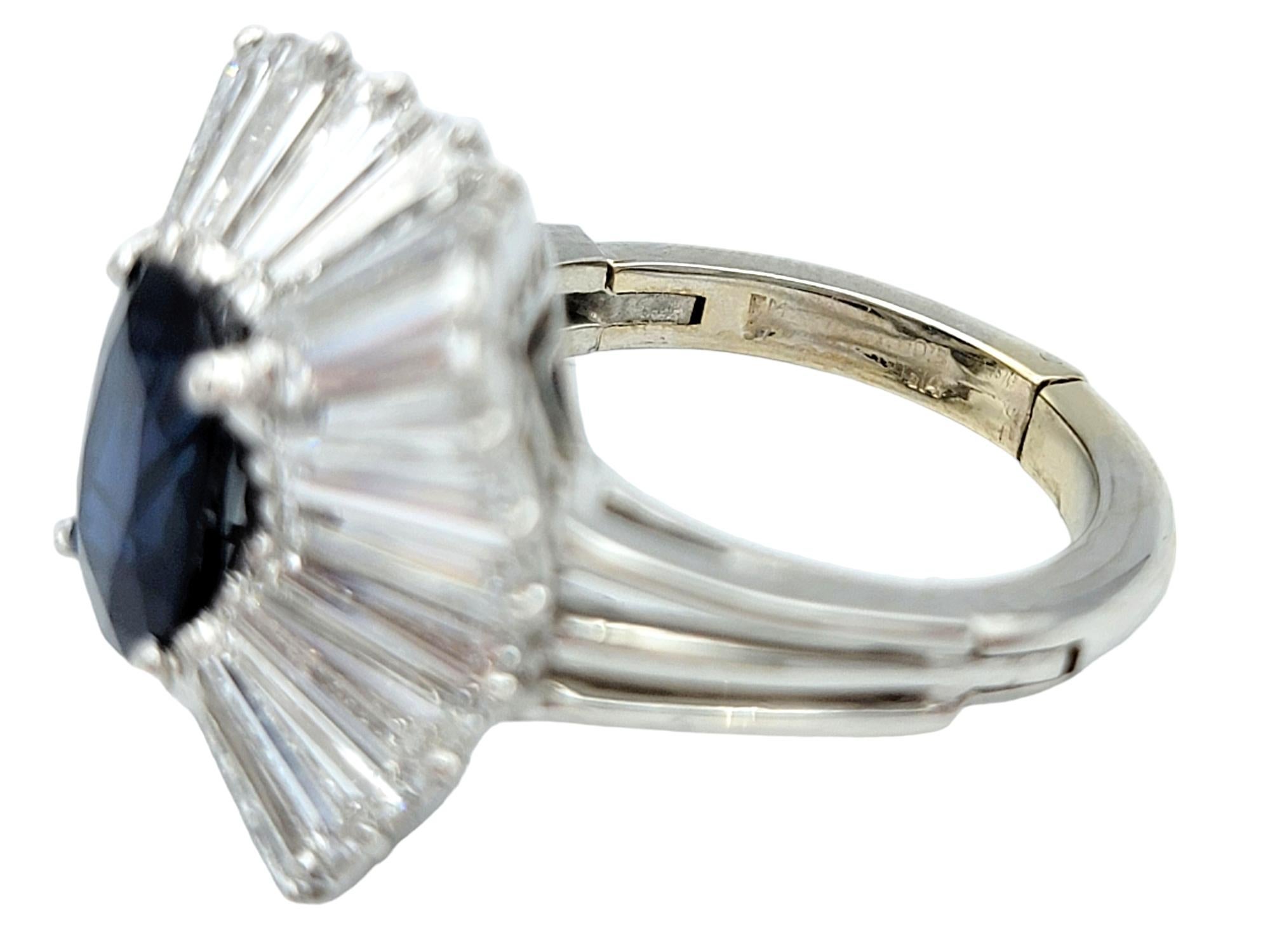 Bague de style ballerine en platine, saphir bleu taille ovale et diamant baguette en vente 1