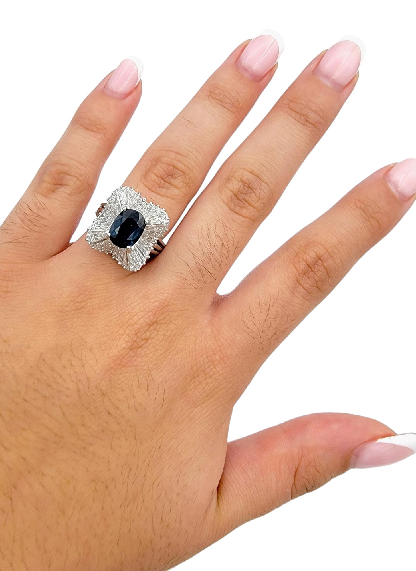 Bague de style ballerine en platine, saphir bleu taille ovale et diamant baguette en vente 3