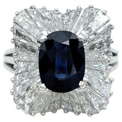 Anillo estilo bailarina de zafiro azul talla oval y diamante baguette en platino