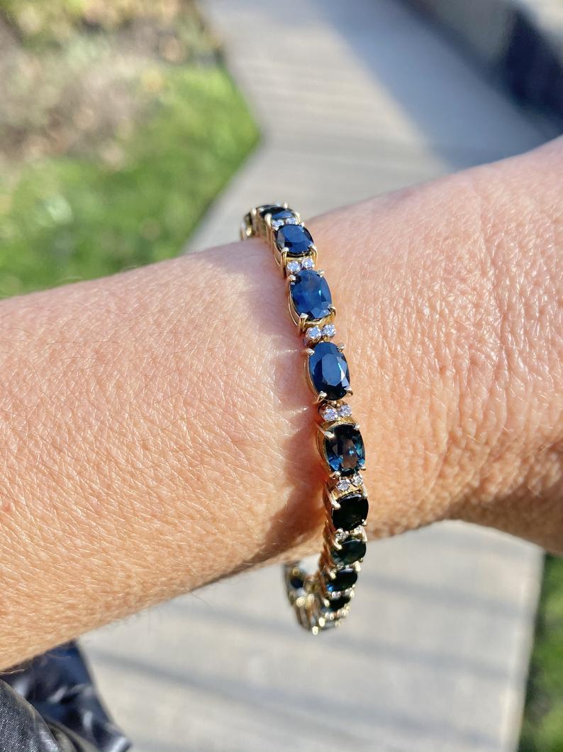 Oval-Cut Blue Sapphire and Diamond 18K Yellow Gold Bracelet For Sale 1