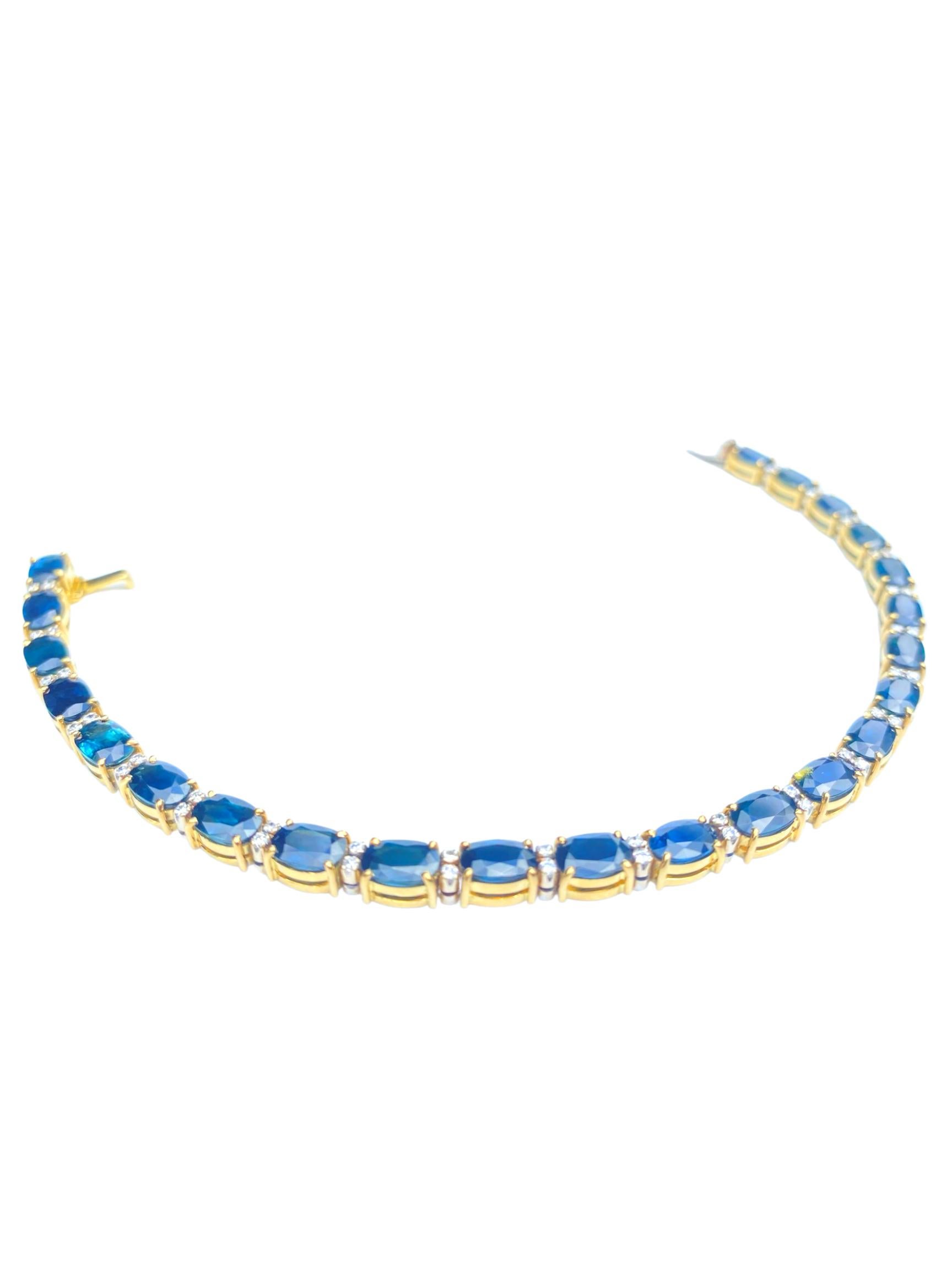 Taille ovale Bracelet en or jaune 18 carats avec saphirs bleus taille ovale et diamants en vente